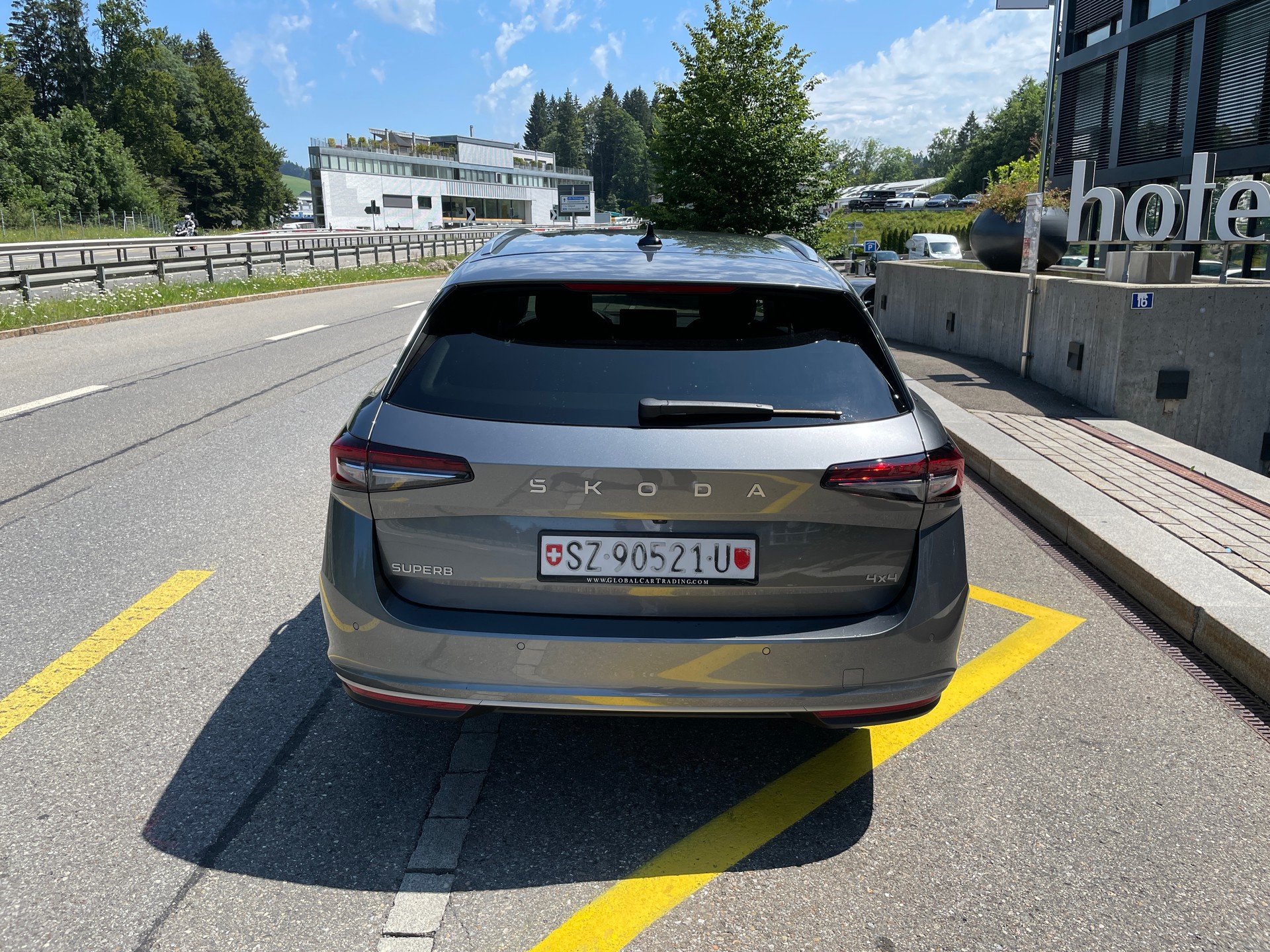 SKODA Superb Combi 2.0 TDi L&K 4x4 DSG-image-4