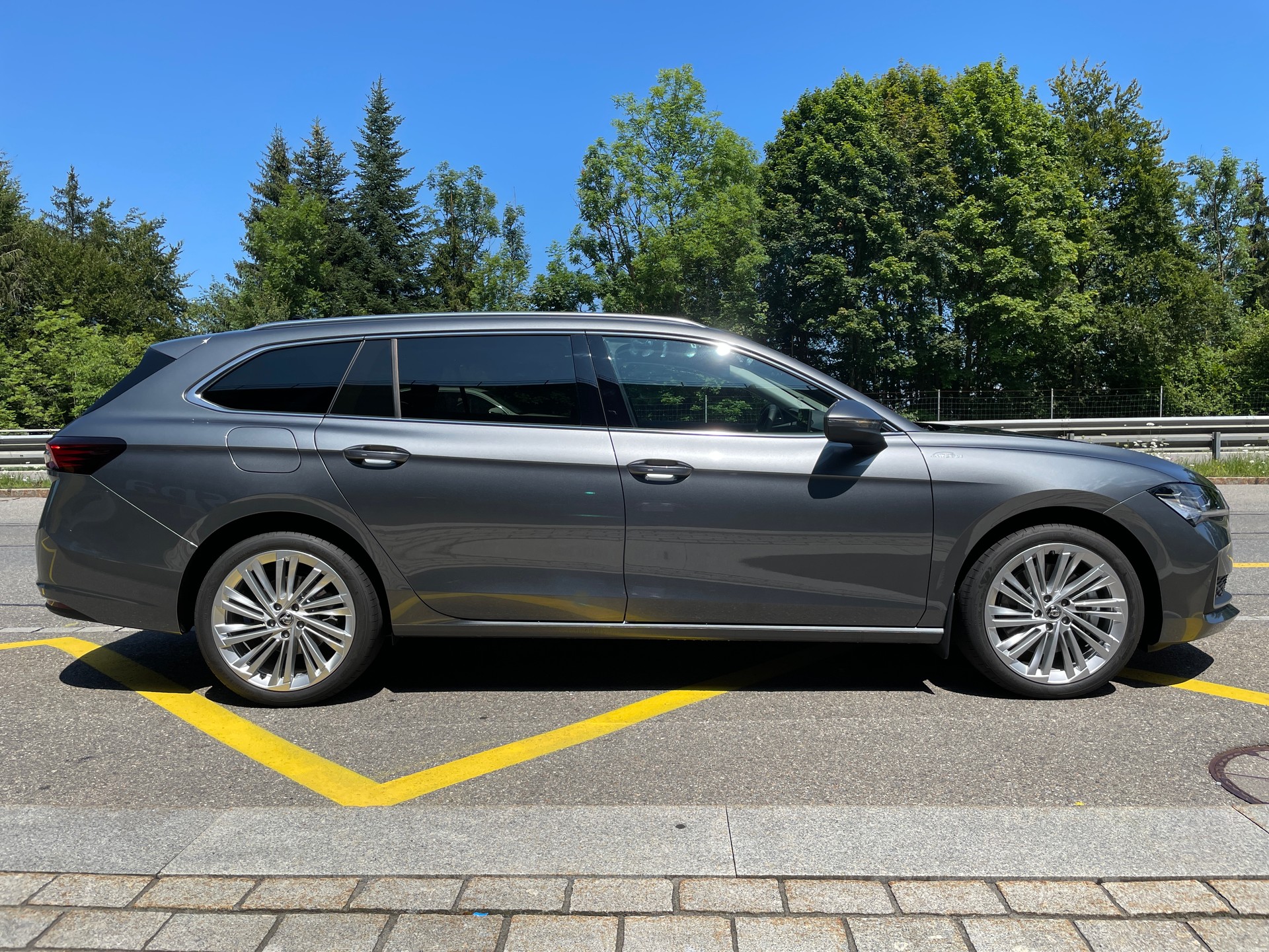 SKODA Superb Combi 2.0 TDi L&K 4x4 DSG-image-3