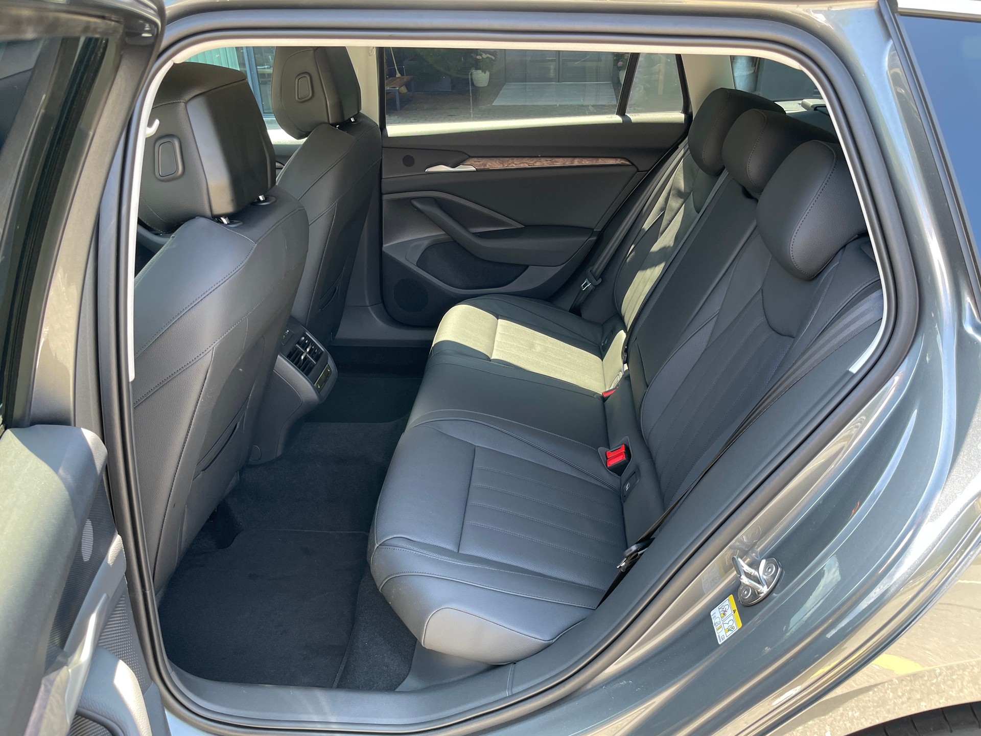 SKODA Superb Combi 2.0 TDi L&K 4x4 DSG-image-12