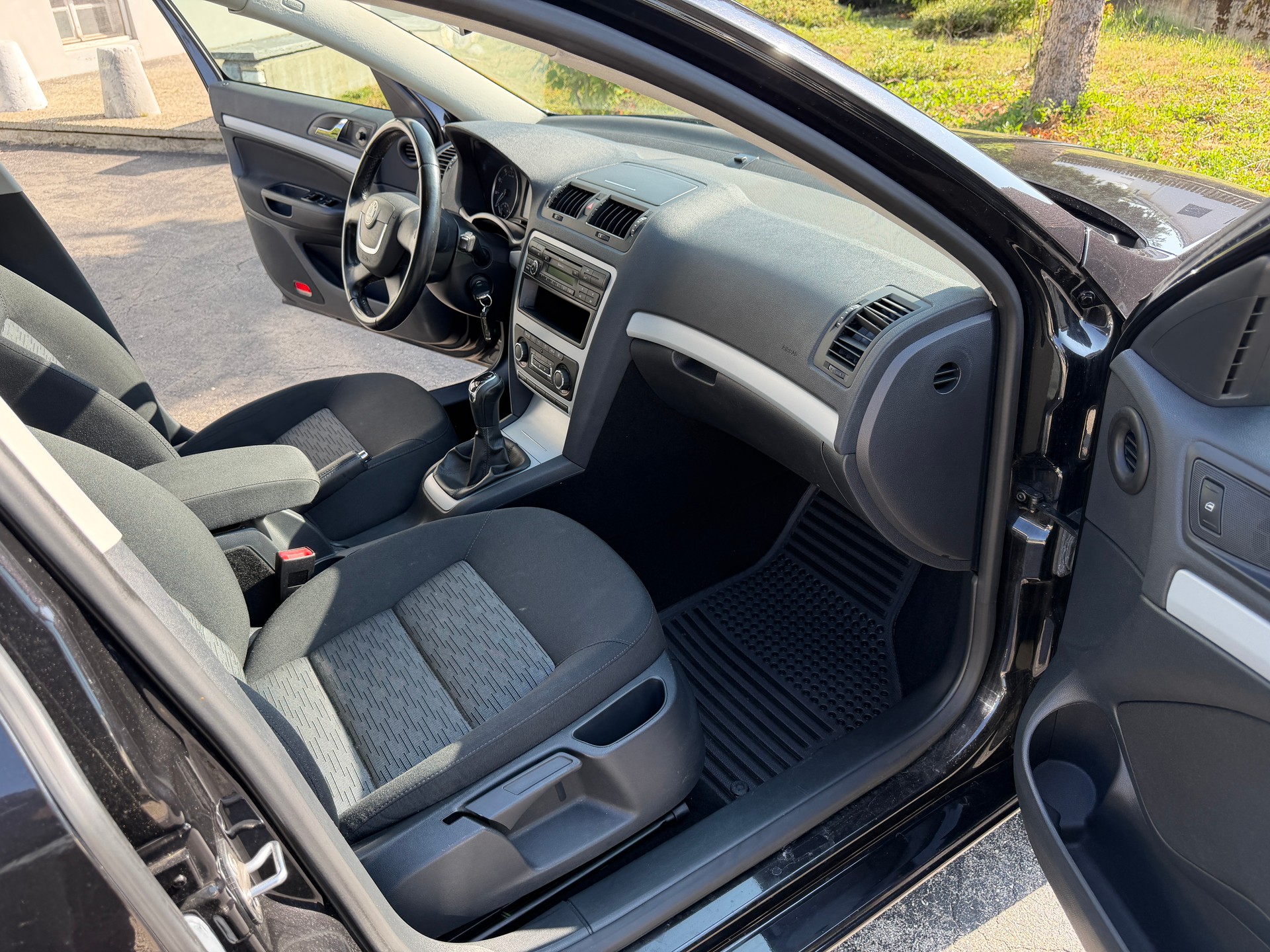 SKODA Octavia Combi 1.8 TSI Stöckli 4x4 - Garantie möglich-image-4