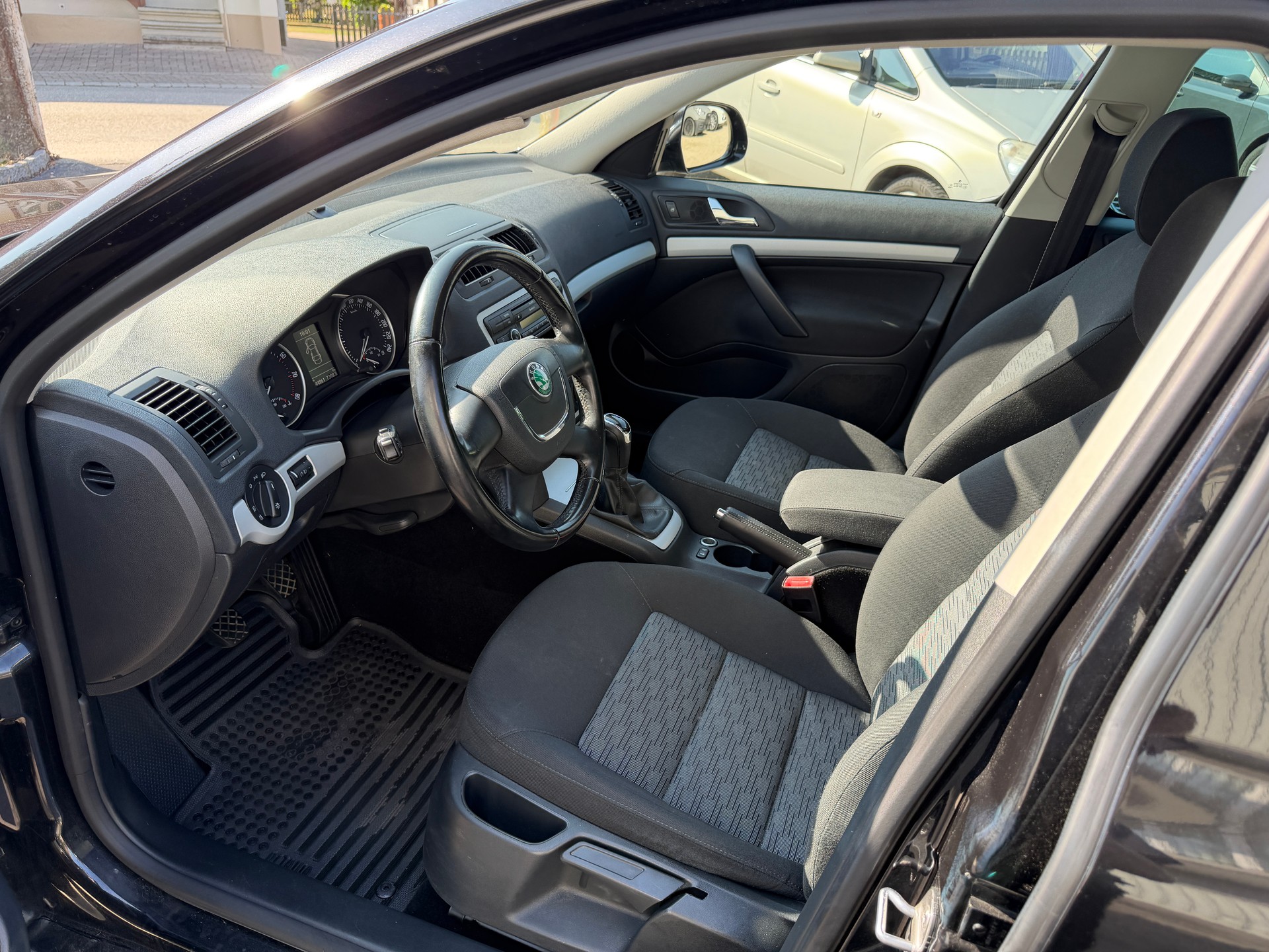 SKODA Octavia Combi 1.8 TSI Stöckli 4x4 - Garantie möglich-image-1