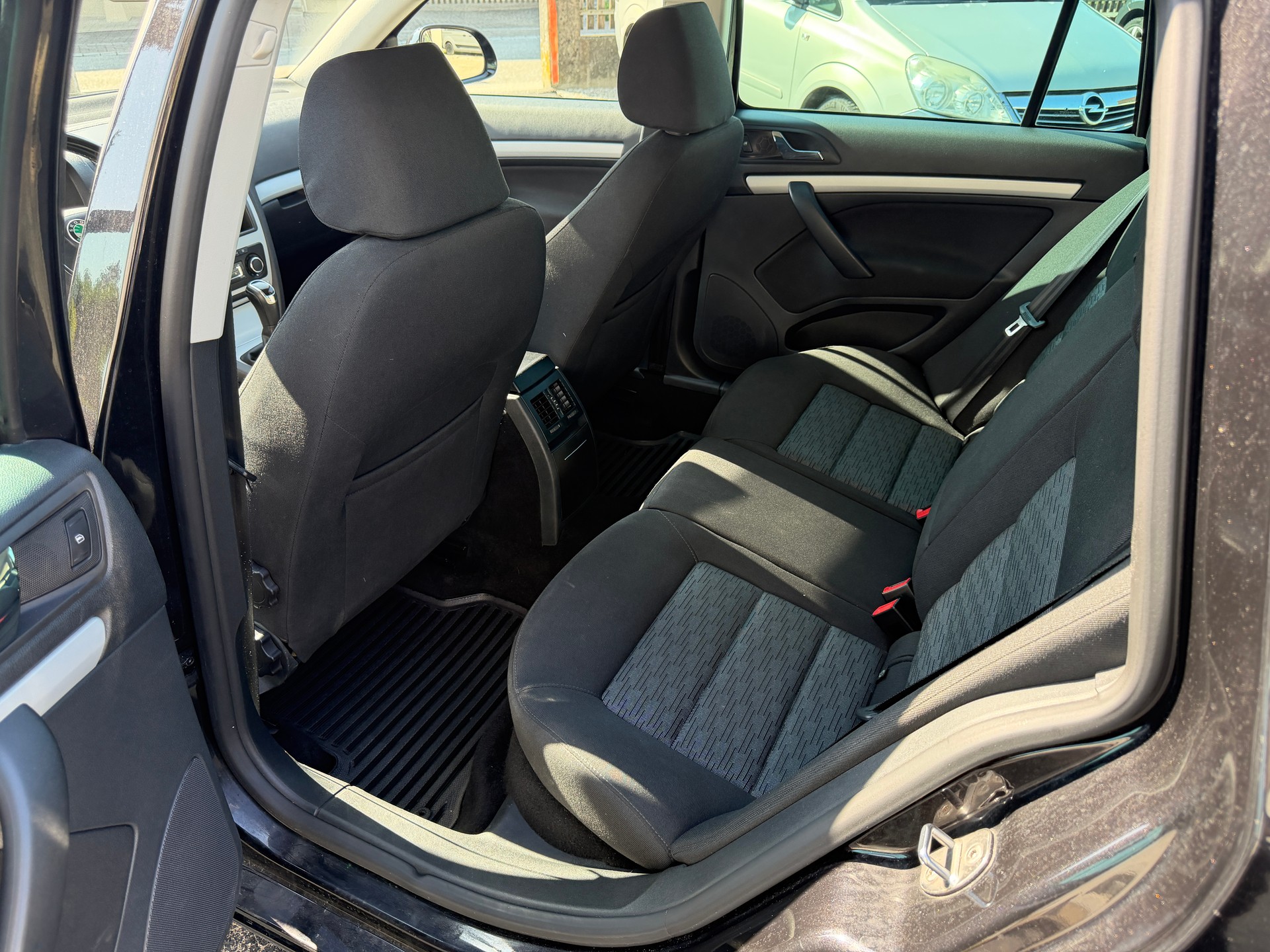 SKODA Octavia Combi 1.8 TSI Stöckli 4x4 - Garantie möglich-image-2