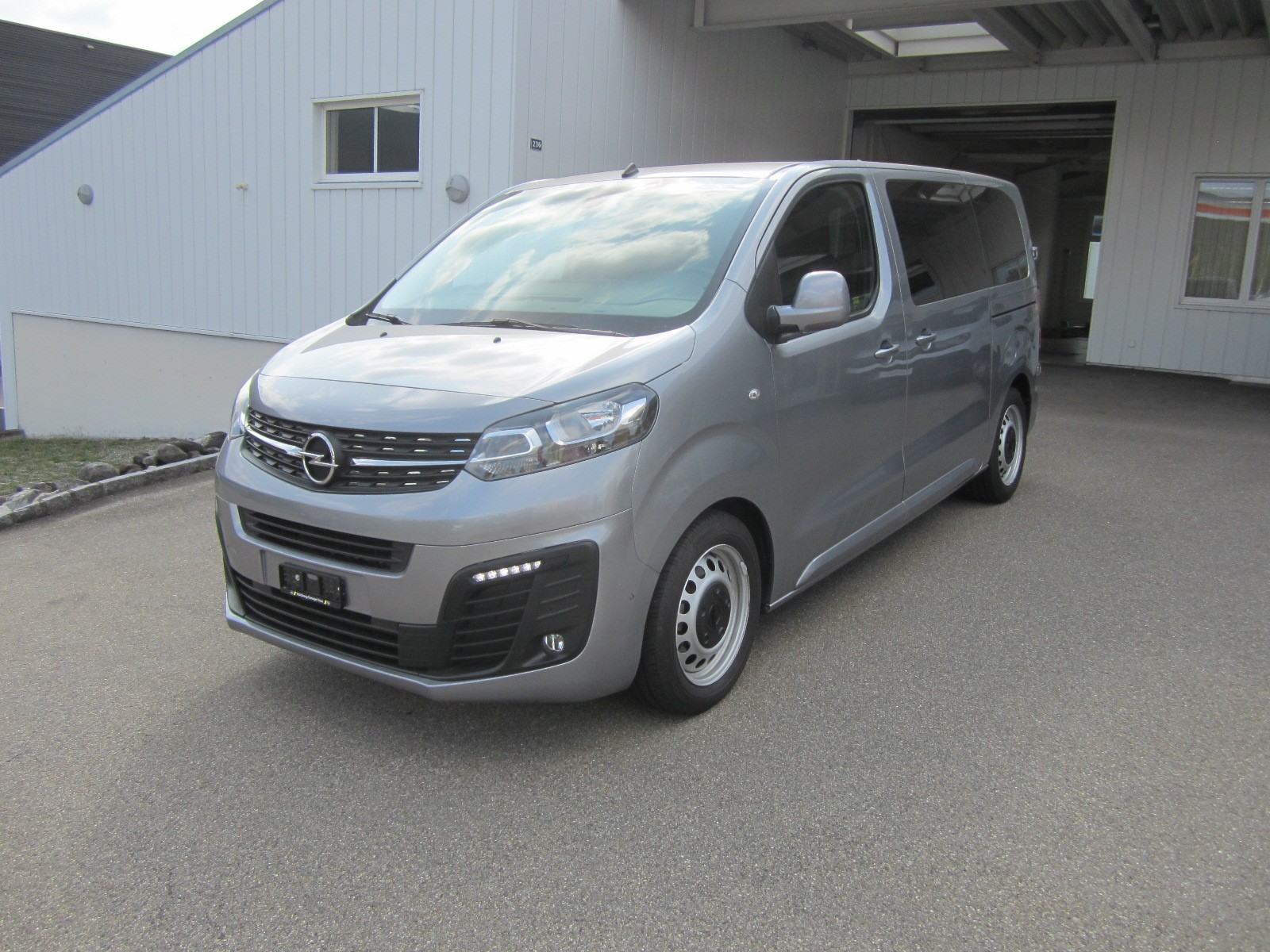 OPEL Vivaro Combi 2.0 CDTI Essentia s/s M-image-0