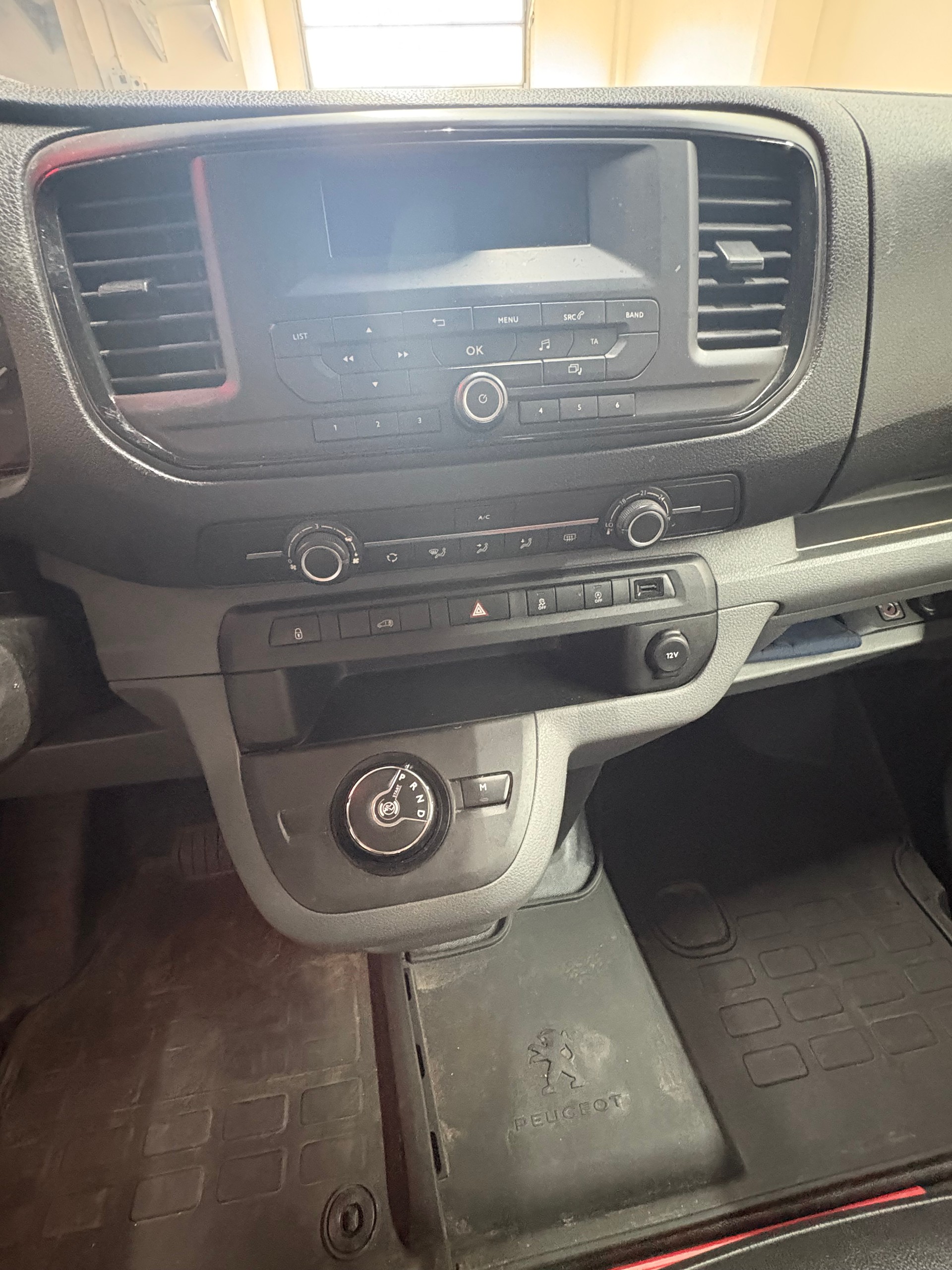 PEUGEOT Expert 2.0 BlueHDi 140 S&S Premium Standard EAT8-image-13