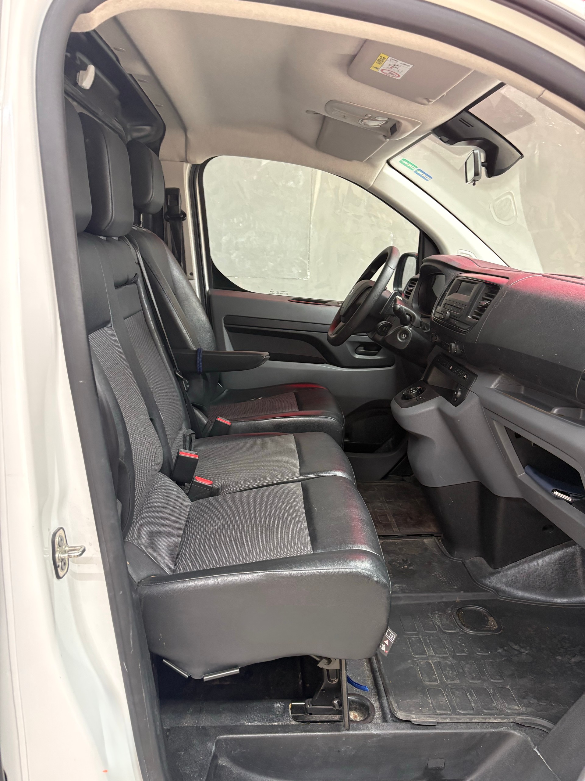 PEUGEOT Expert 2.0 BlueHDi 140 S&S Premium Standard EAT8-image-9