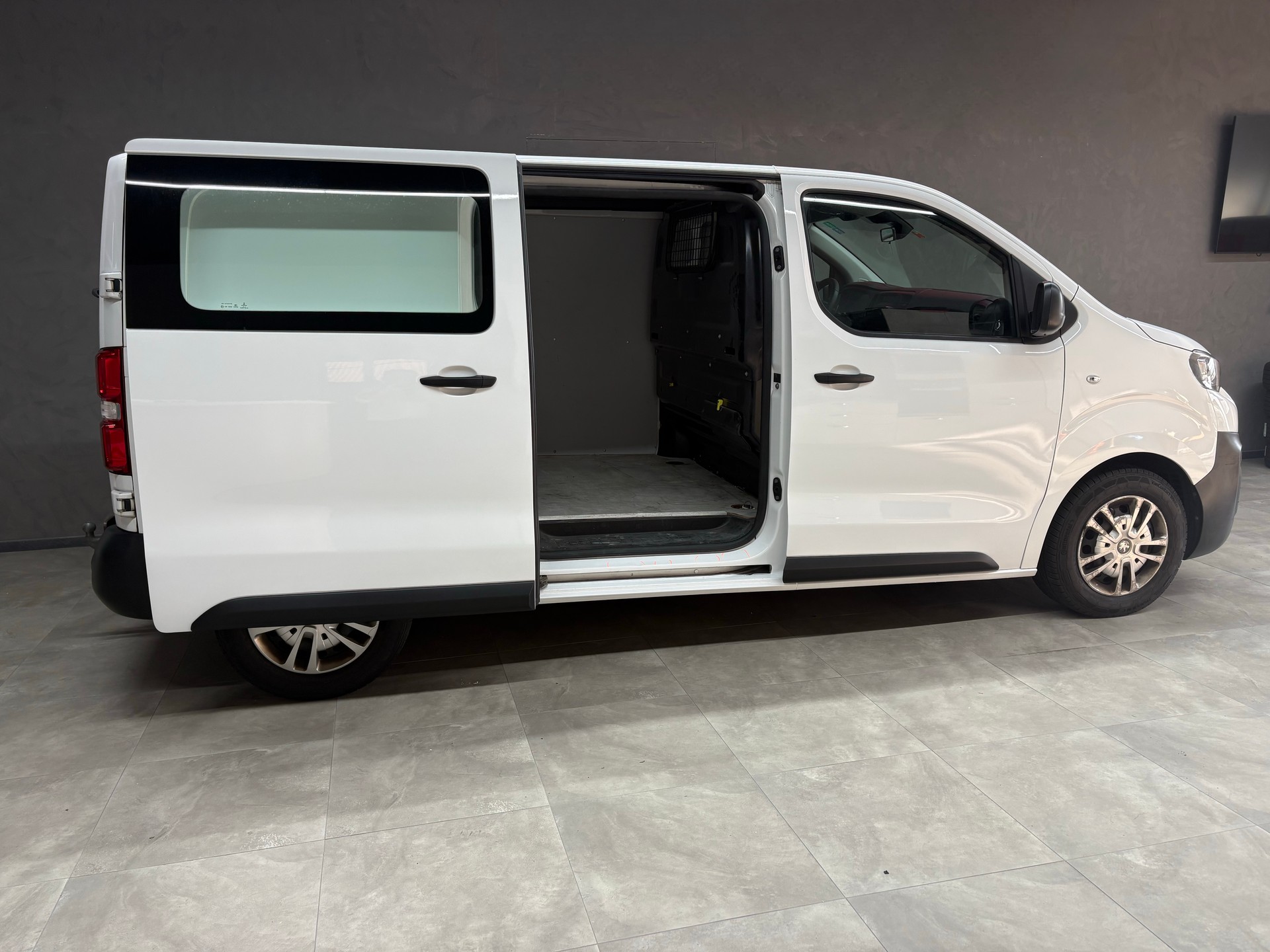 PEUGEOT Expert 2.0 BlueHDi 140 S&S Premium Standard EAT8-image-8