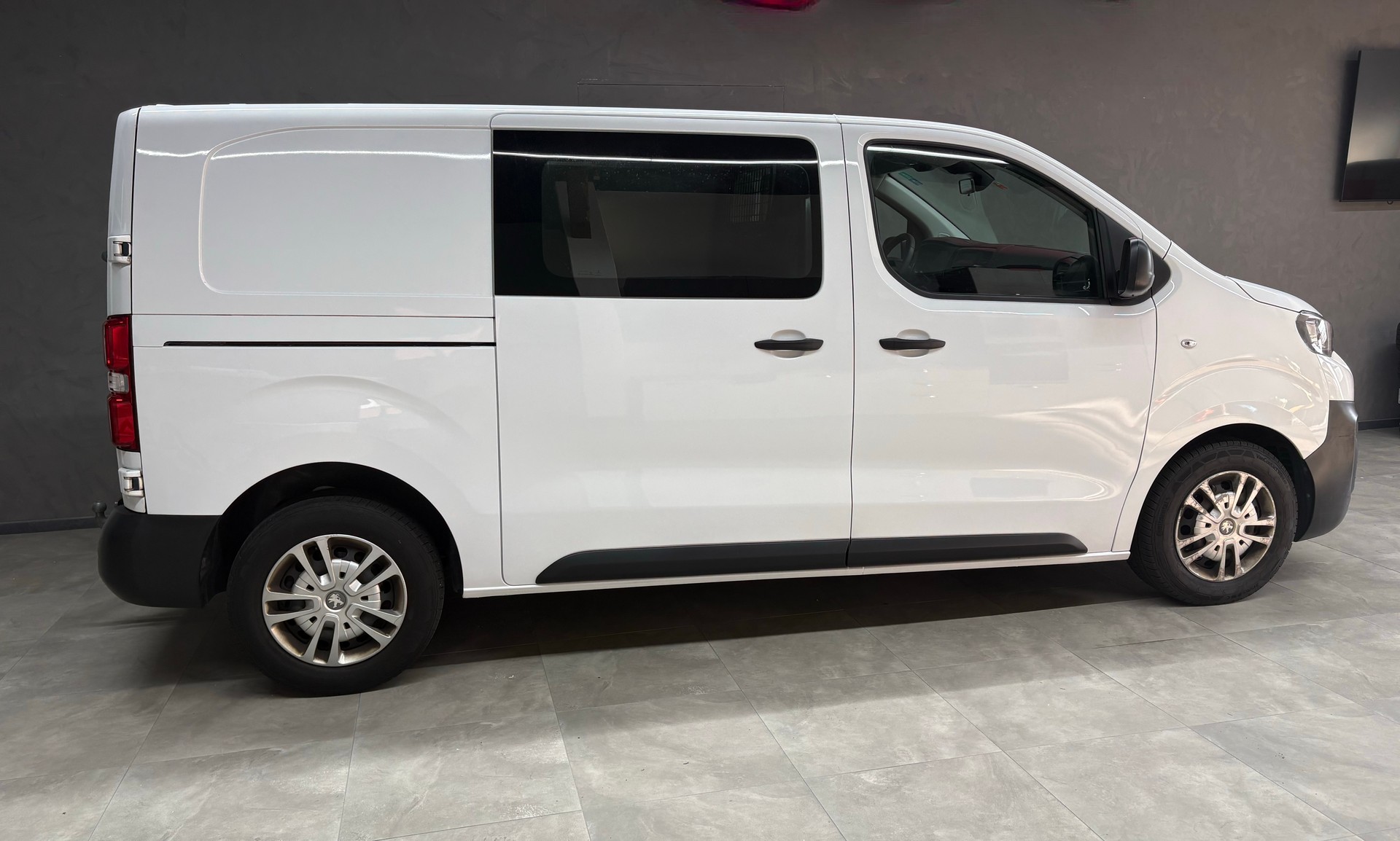 PEUGEOT Expert 2.0 BlueHDi 140 S&S Premium Standard EAT8-image-3