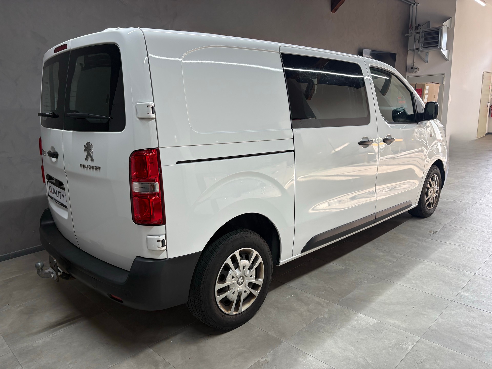 PEUGEOT Expert 2.0 BlueHDi 140 S&S Premium Standard EAT8-image-4