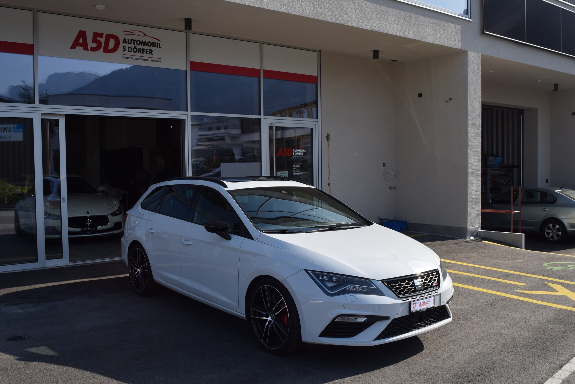 SEAT Leon ST 2.0 TSI Cupra 300 4 Drive DSG-image-2