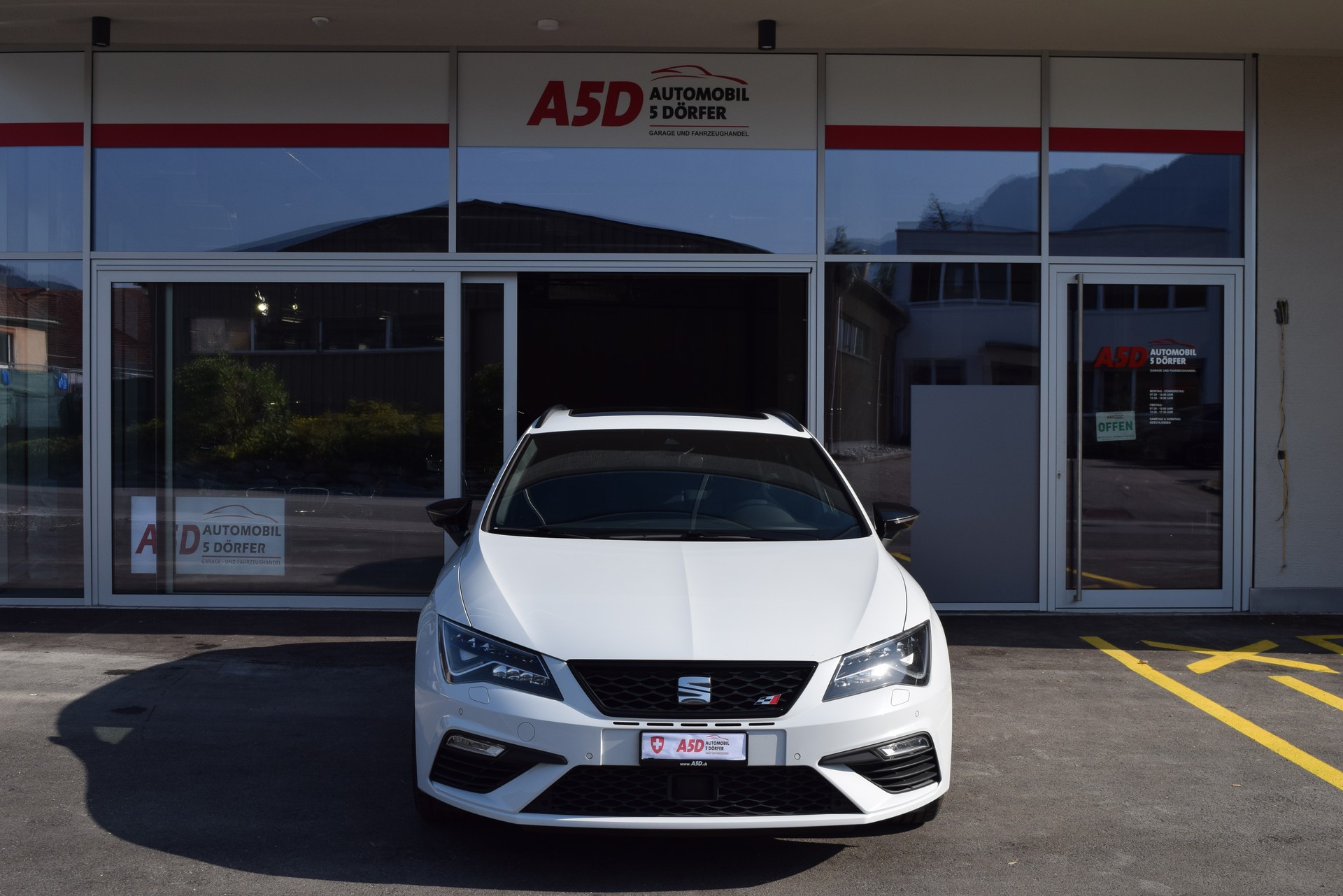 SEAT Leon ST 2.0 TSI Cupra 300 4 Drive DSG-image-0