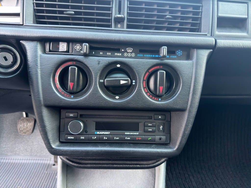 MERCEDES-BENZ E 190 (201)-image-14