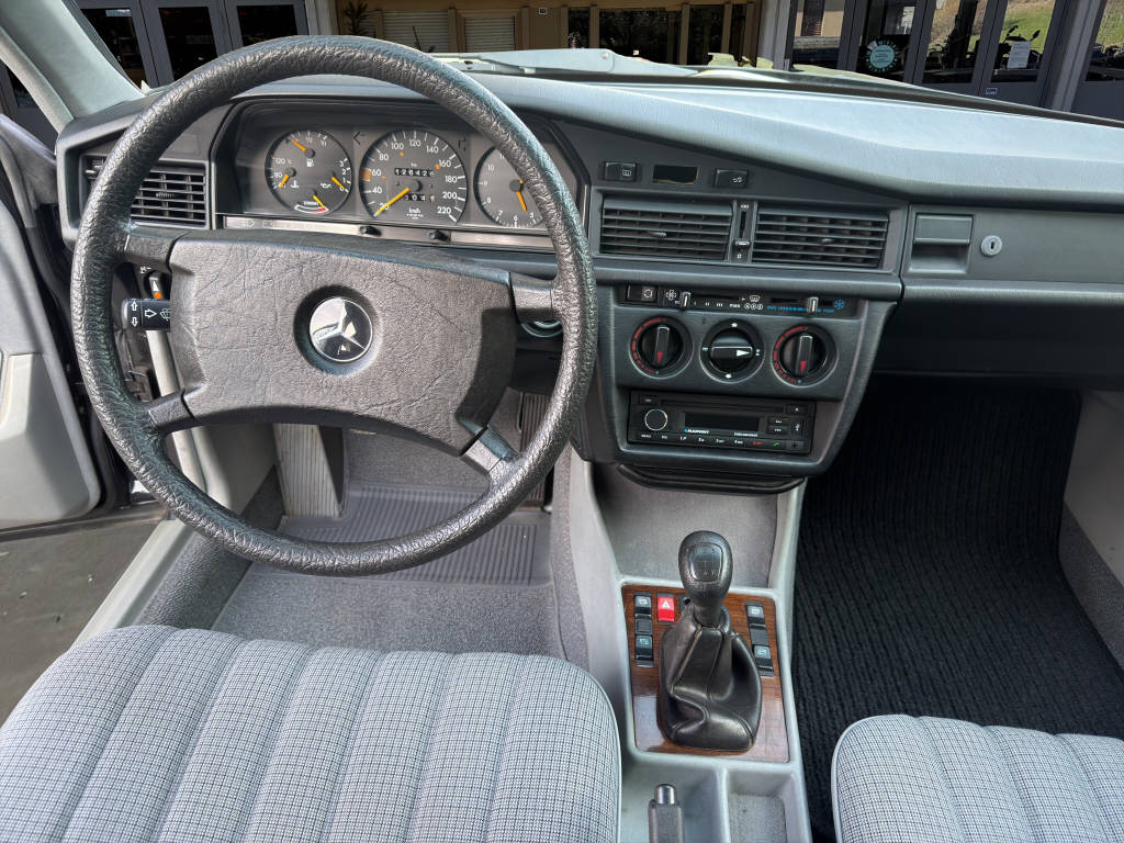 MERCEDES-BENZ E 190 (201)-image-13