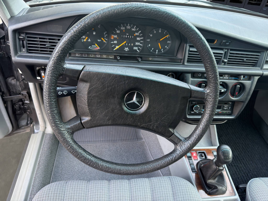 MERCEDES-BENZ E 190 (201)-image-10