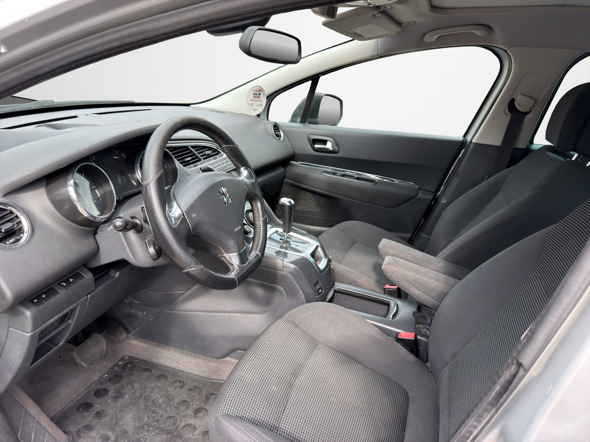 PEUGEOT 5008 1.6 HDI Allure EGS6-image-8