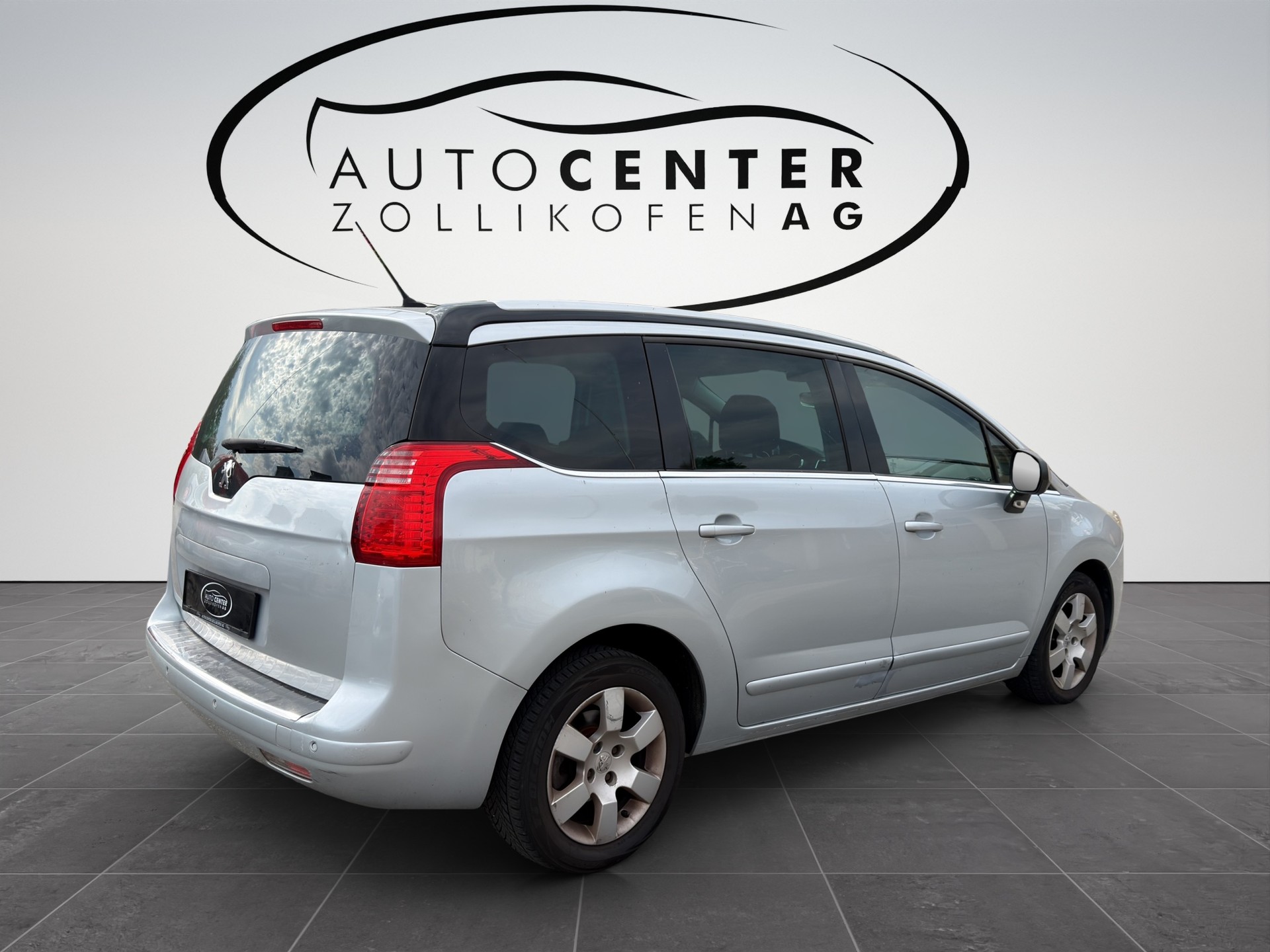 PEUGEOT 5008 1.6 HDI Allure EGS6-image-6