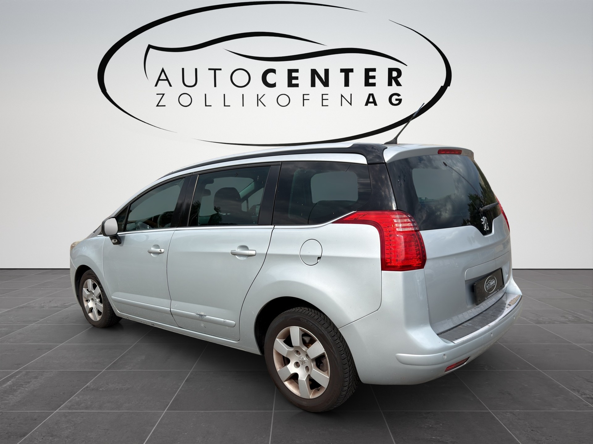 PEUGEOT 5008 1.6 HDI Allure EGS6-image-4