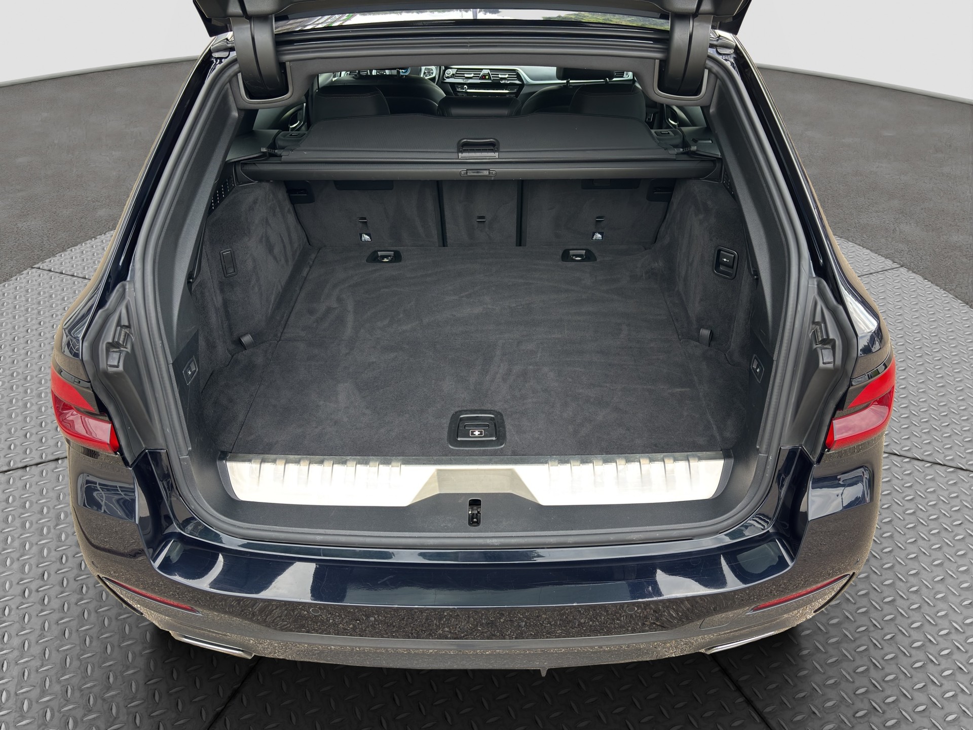 BMW 530e xDrive Touring M Sport Steptronic-image-17