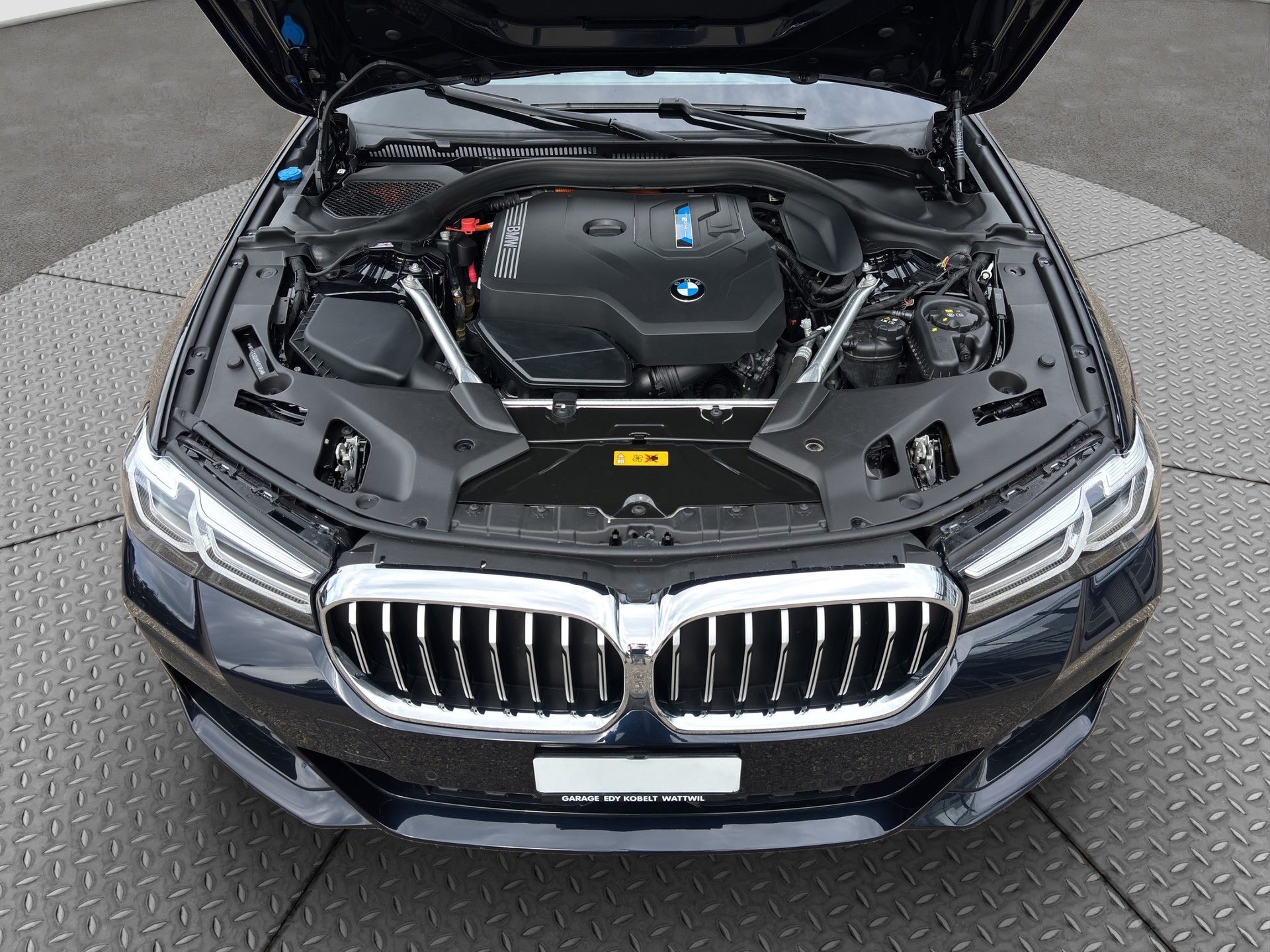 BMW 530e xDrive Touring M Sport Steptronic-image-24