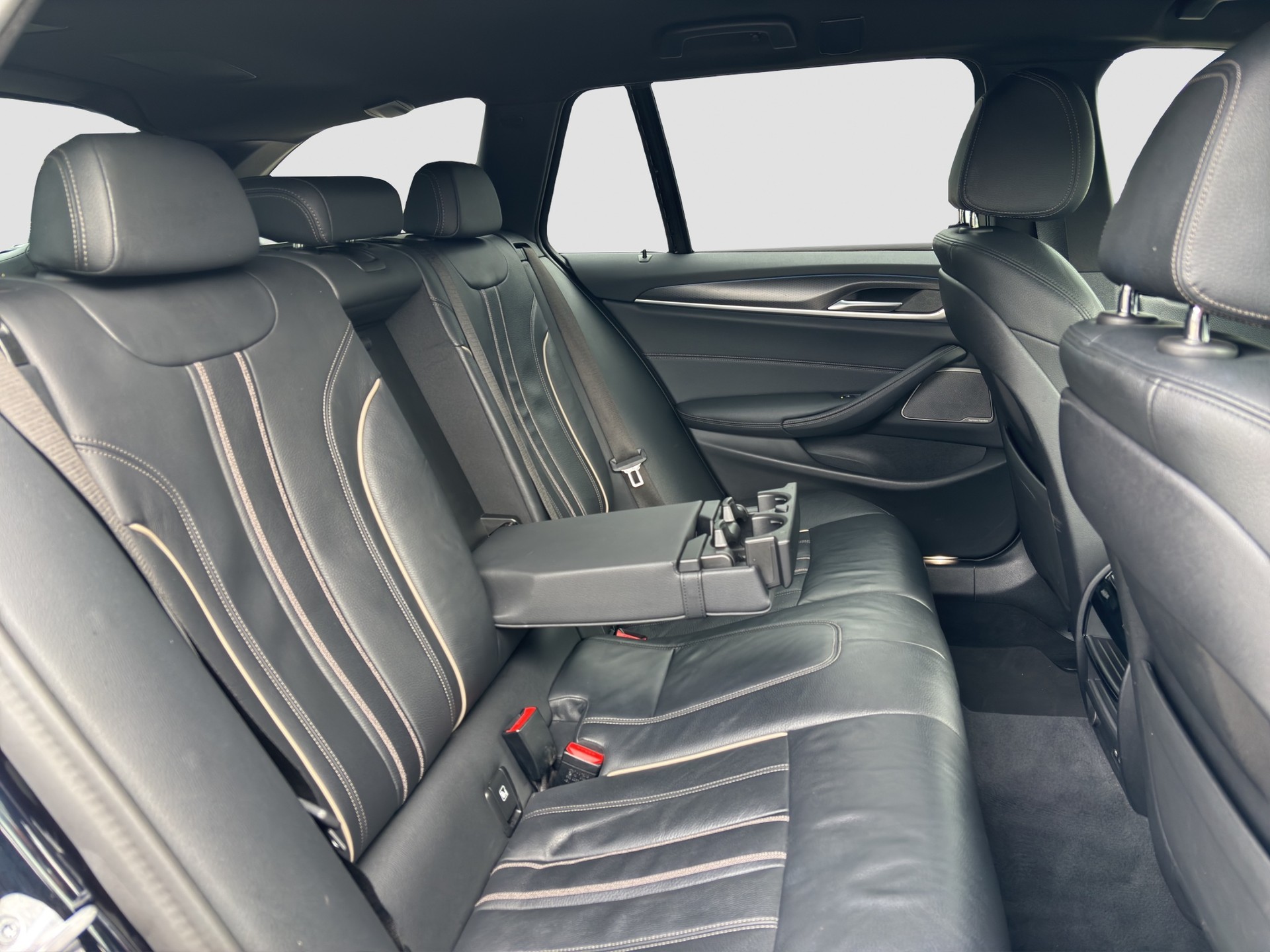 BMW 530e xDrive Touring M Sport Steptronic-image-15