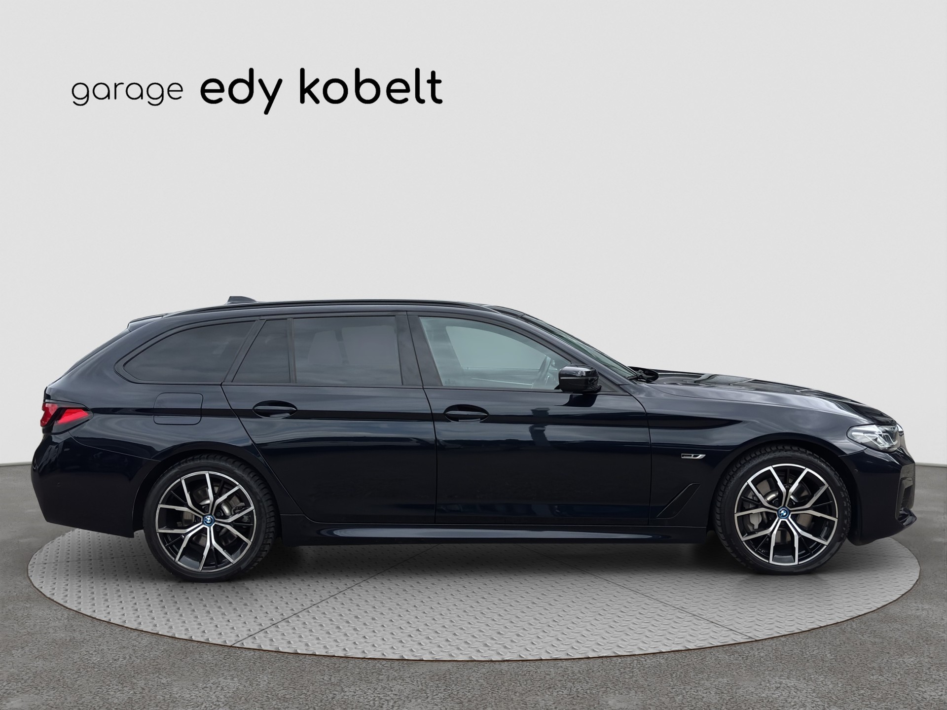 BMW 530e xDrive Touring M Sport Steptronic-image-21