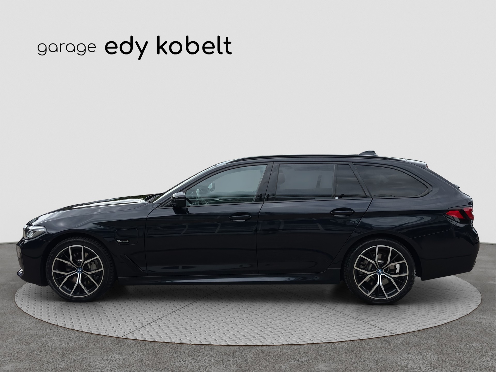 BMW 530e xDrive Touring M Sport Steptronic-showroom-element-1