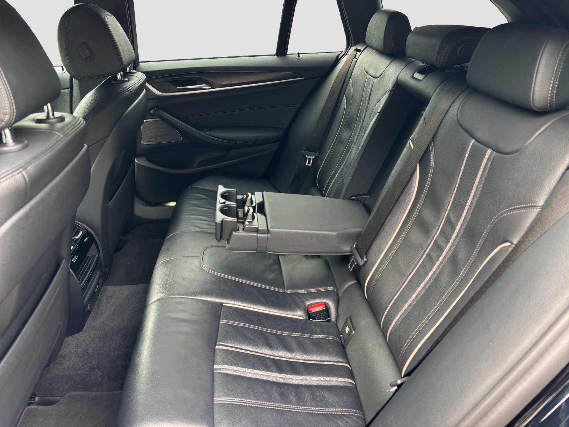 BMW 530e xDrive Touring M Sport Steptronic-image-16