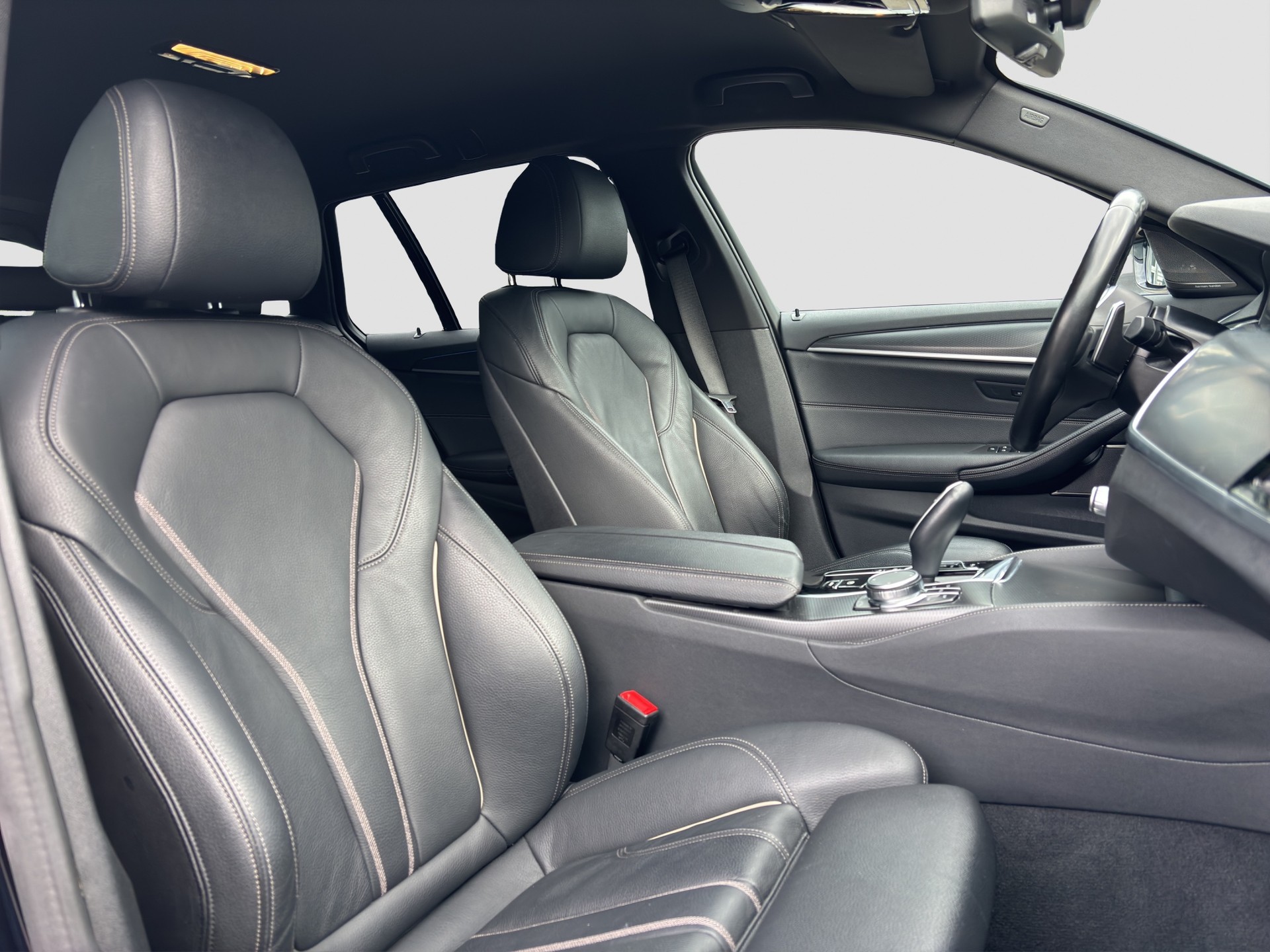 BMW 530e xDrive Touring M Sport Steptronic-image-14