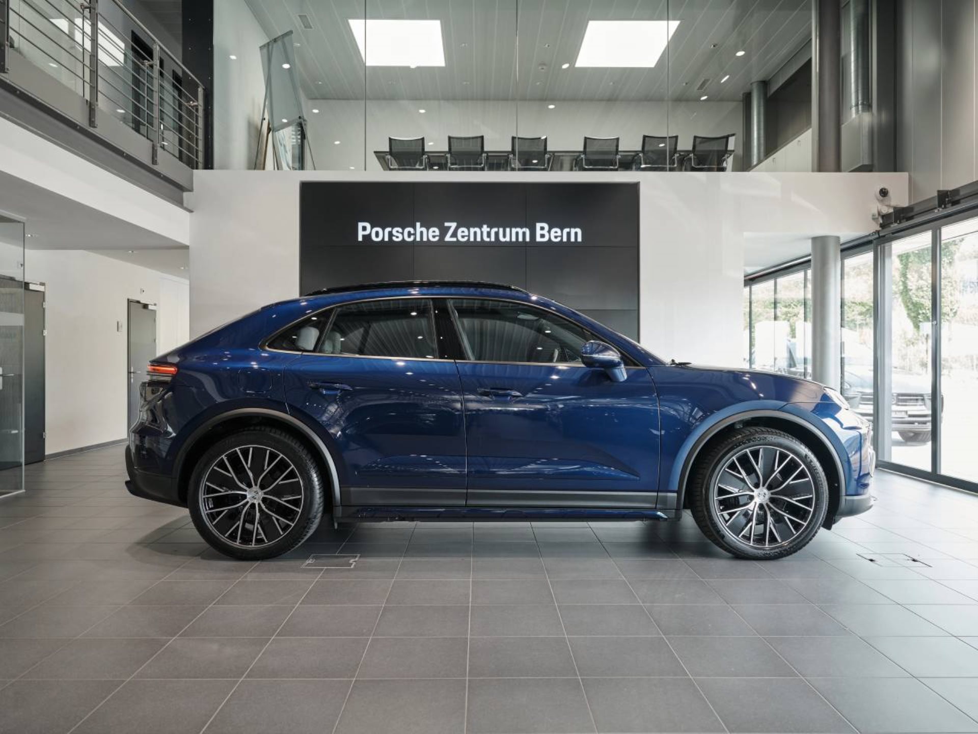 PORSCHE Macan 4-showroom-element-1