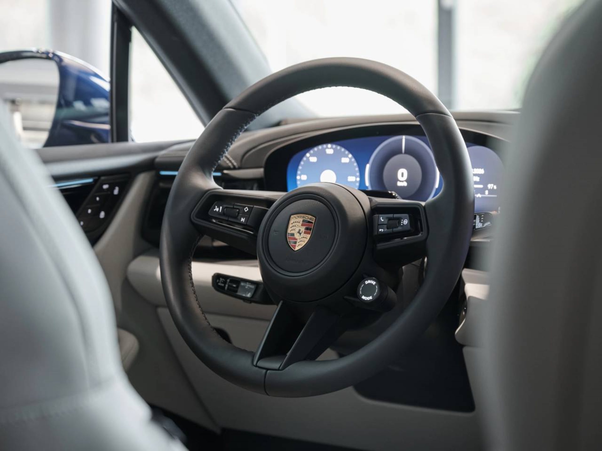 PORSCHE Macan 4-image-14