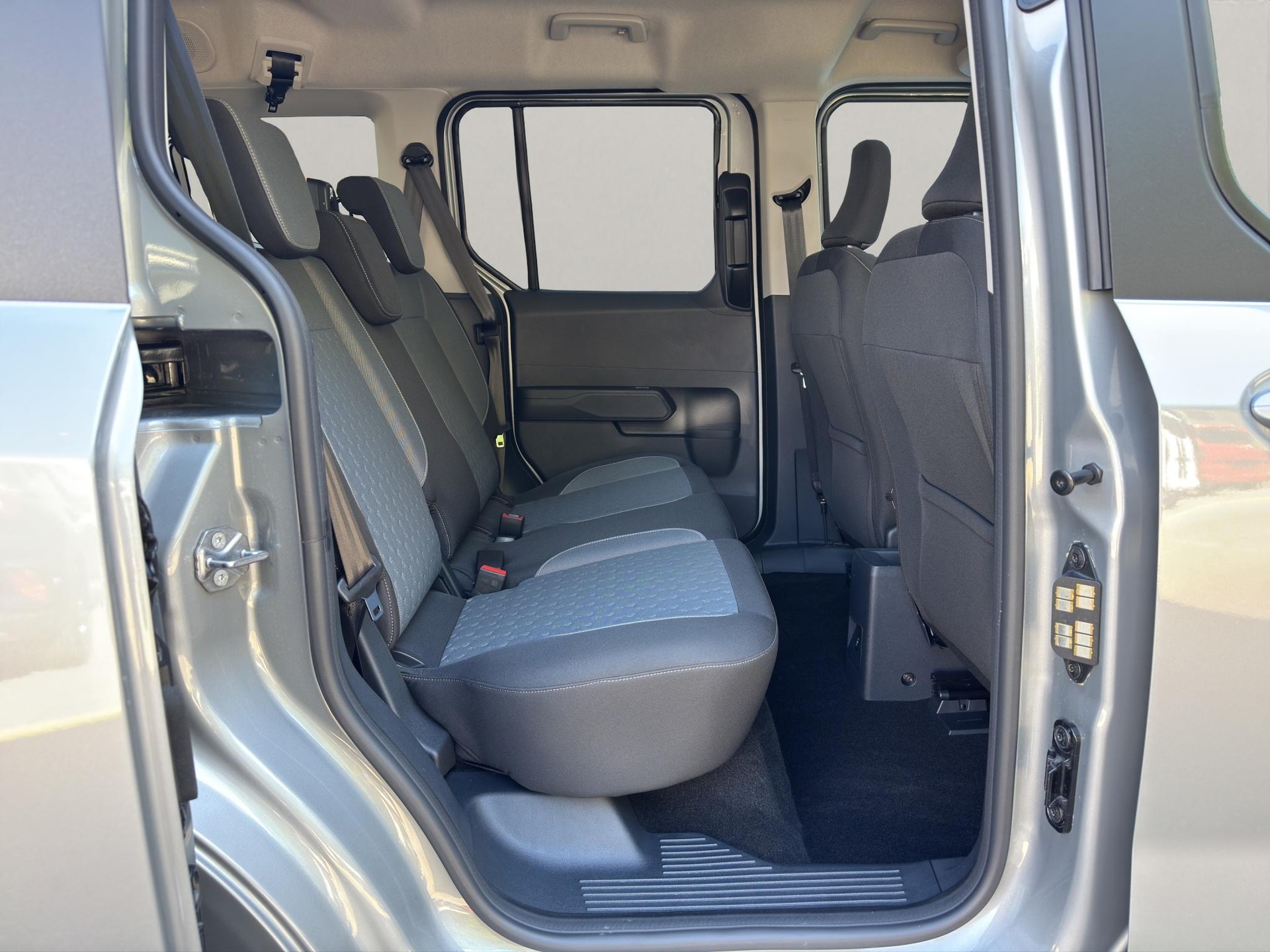 FORD E-Tourneo Courier Titanium-image-9