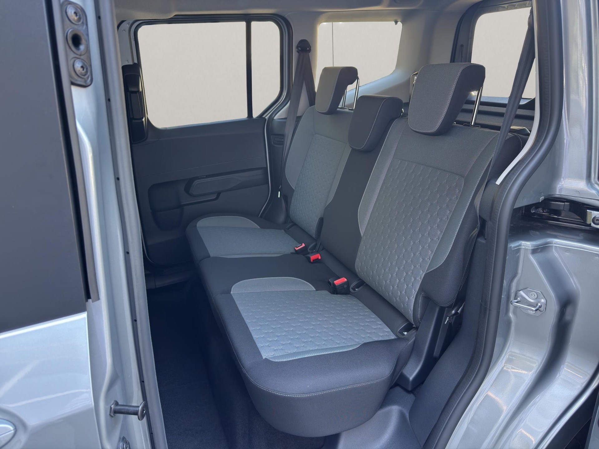 FORD E-Tourneo Courier Titanium-image-10