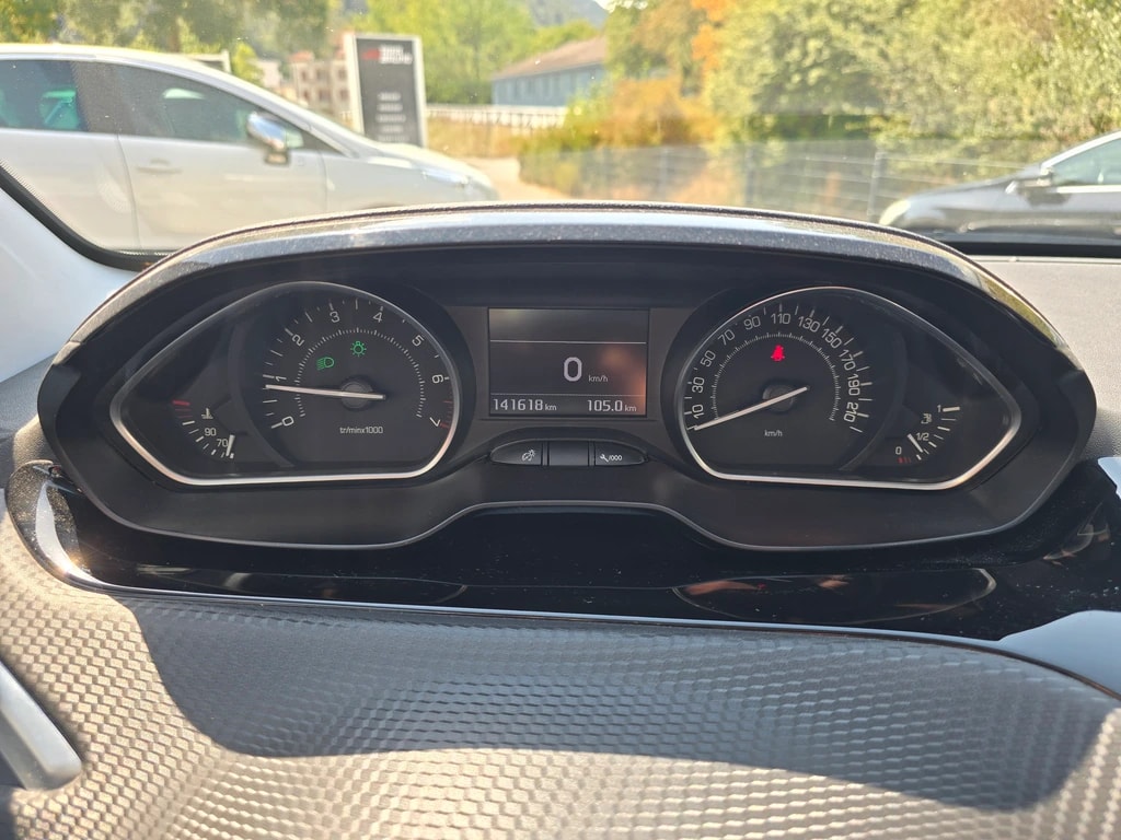 PEUGEOT 208 1.2 PureTech GT Line-image-10