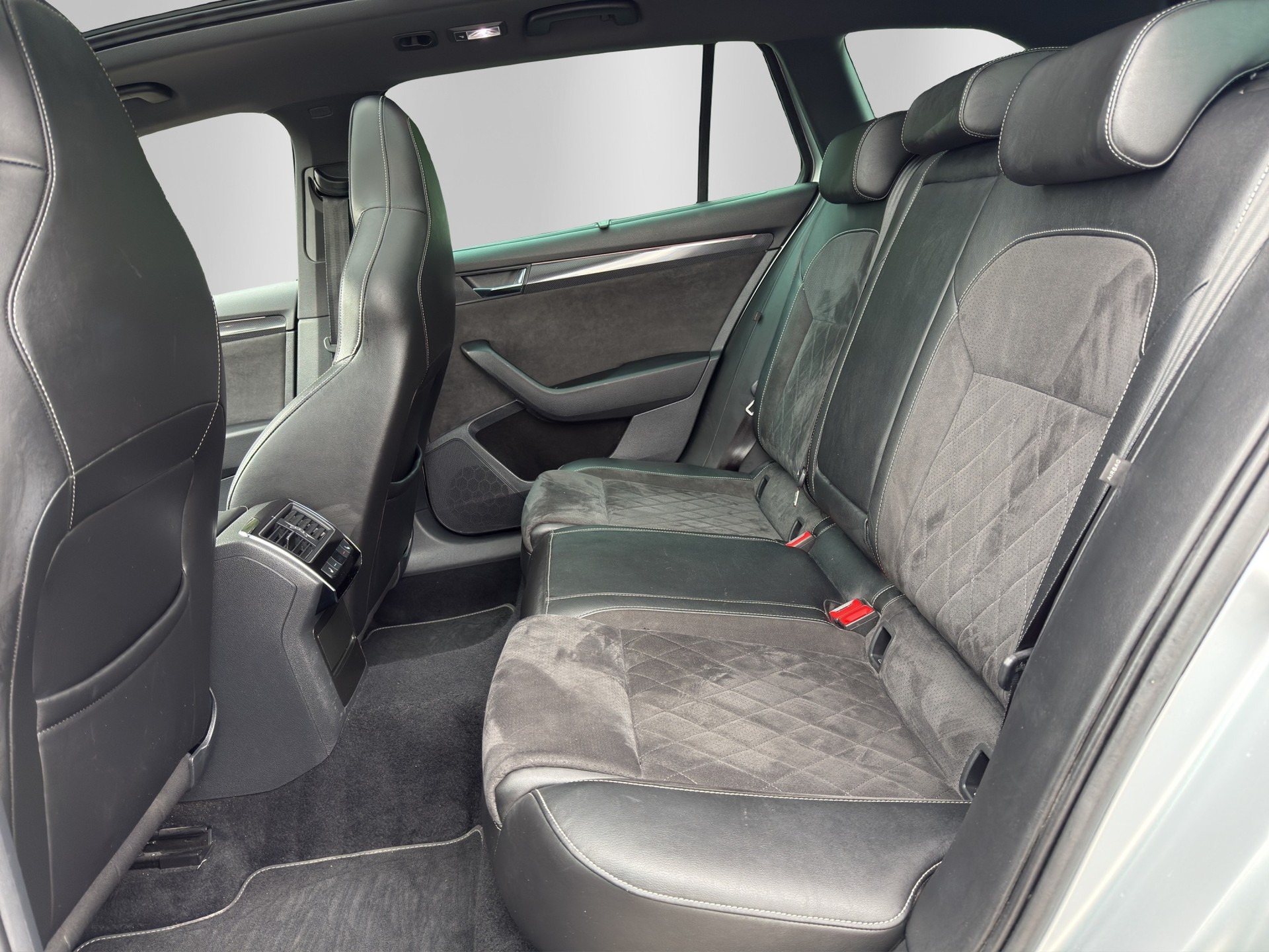 SKODA Superb Combi 2.0 TSI Sport Line DSG 4x4-image-16