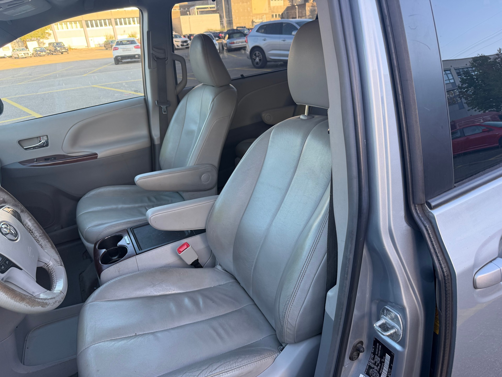 TOYOTA Sienna 3.5 A 4WD-image-8