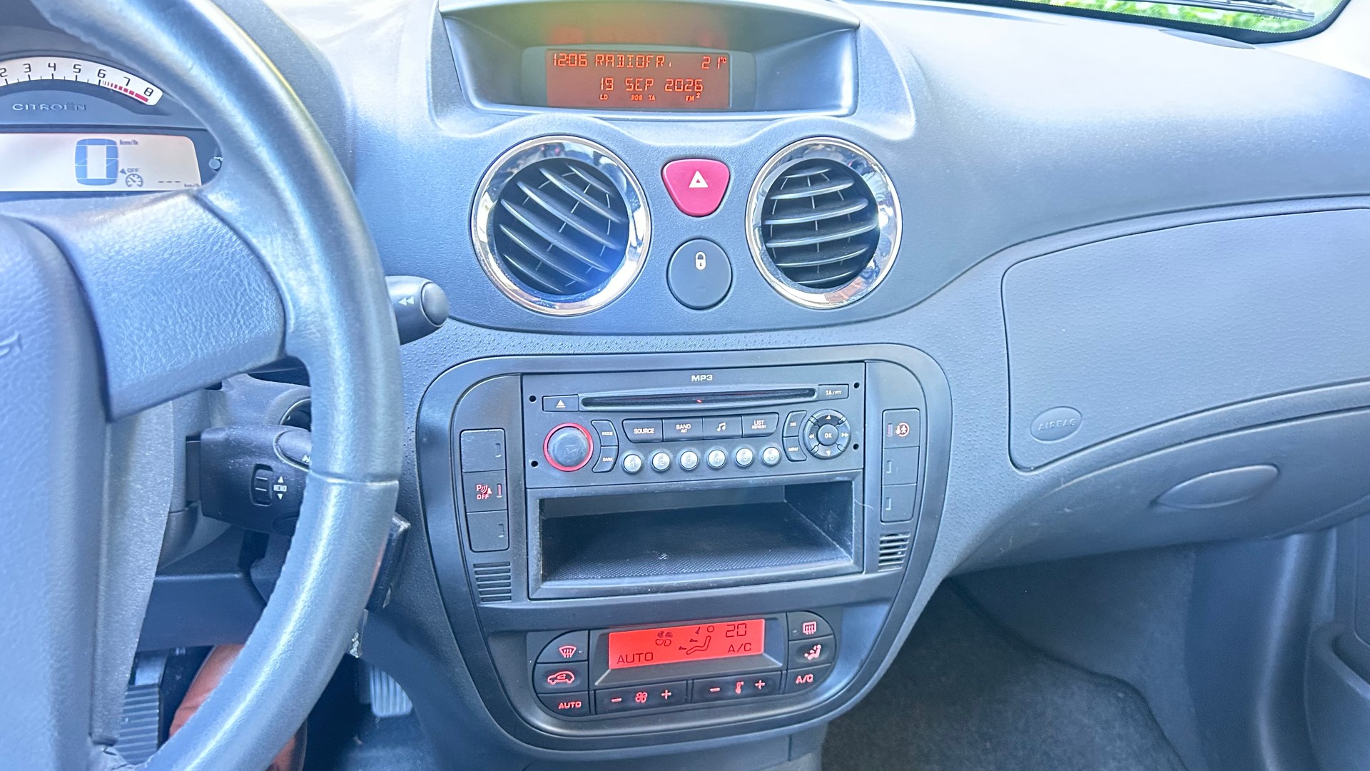 CITROEN C3 1.6i 16V Exclusive-image-8