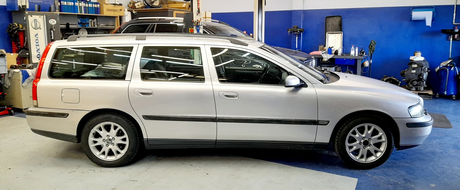 VOLVO V70 2.4D Titanium Edition-image-2