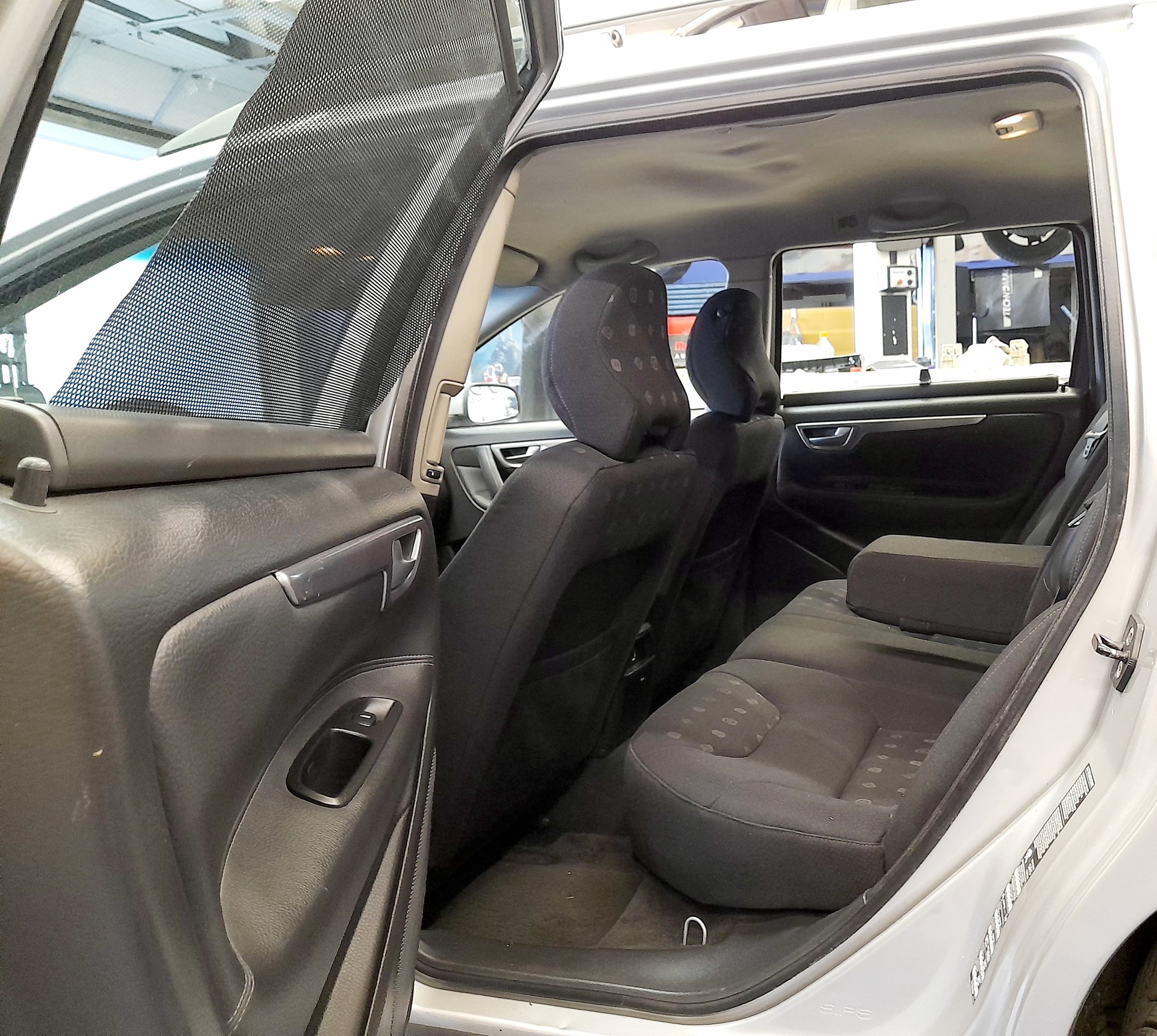 VOLVO V70 2.4D Titanium Edition-image-6