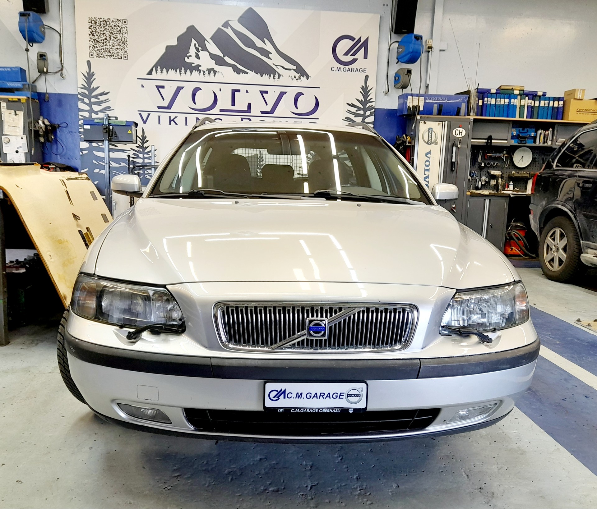 VOLVO V70 2.4D Titanium Edition-image-1