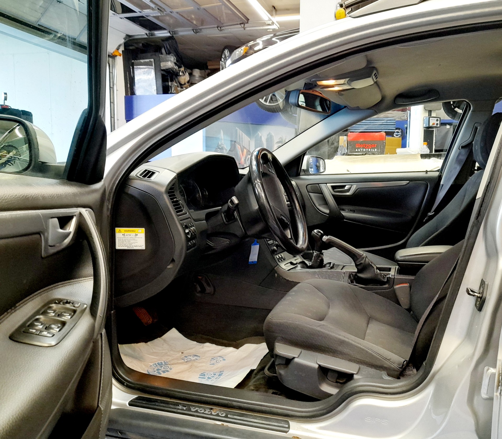 VOLVO V70 2.4D Titanium Edition-image-5