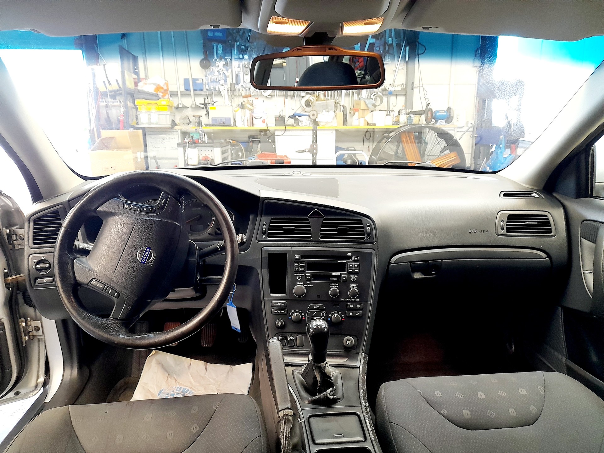 VOLVO V70 2.4D Titanium Edition-image-7