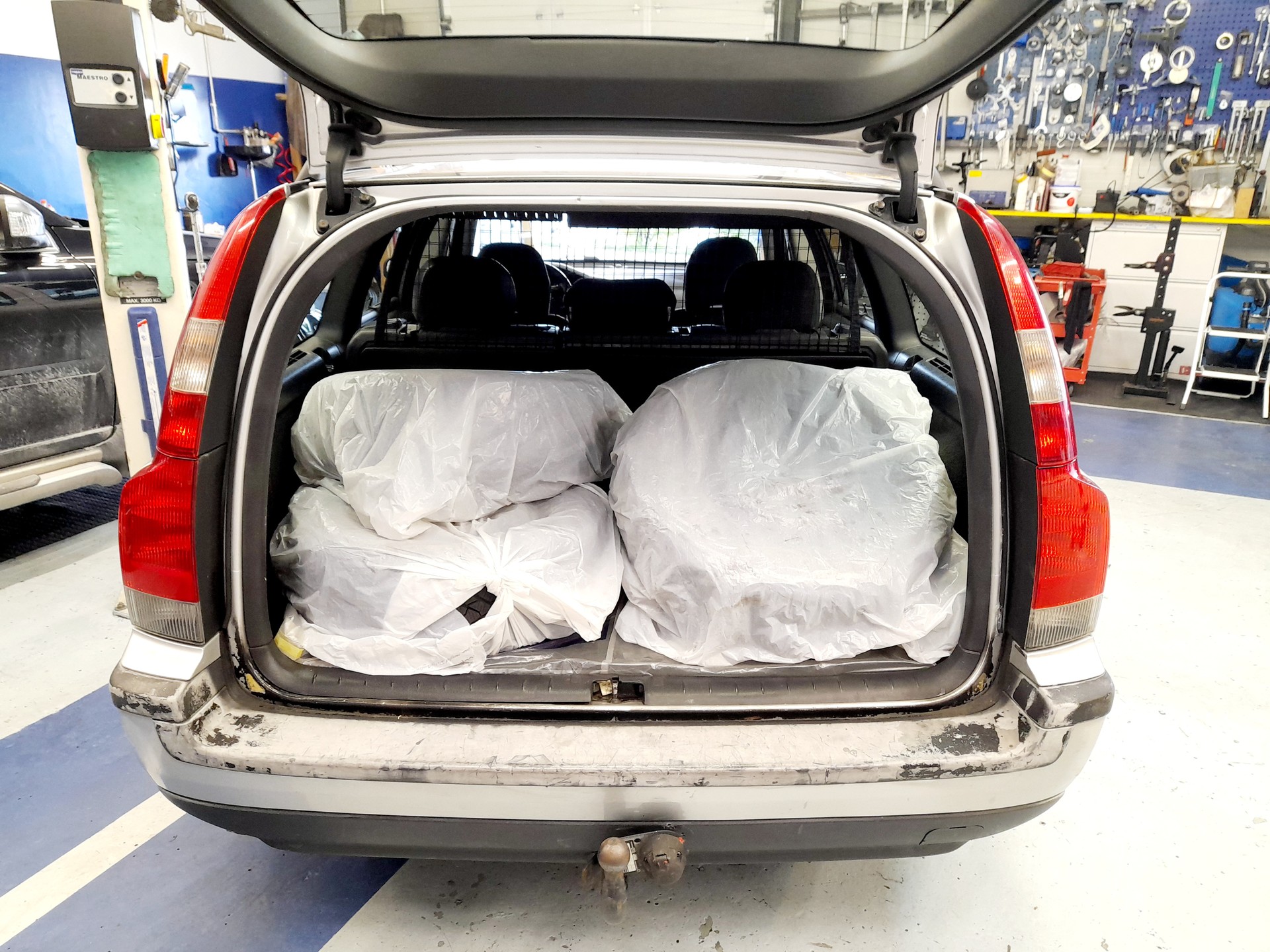 VOLVO V70 2.4D Titanium Edition-image-8