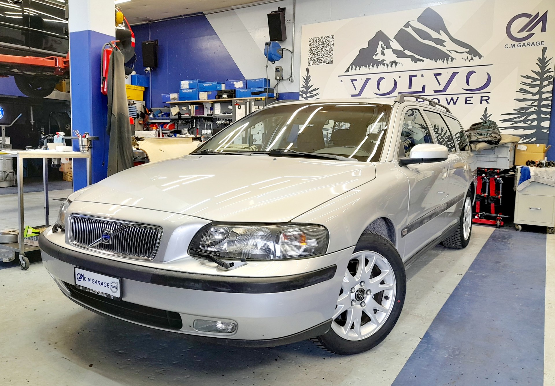 VOLVO V70 2.4D Titanium Edition-image-0