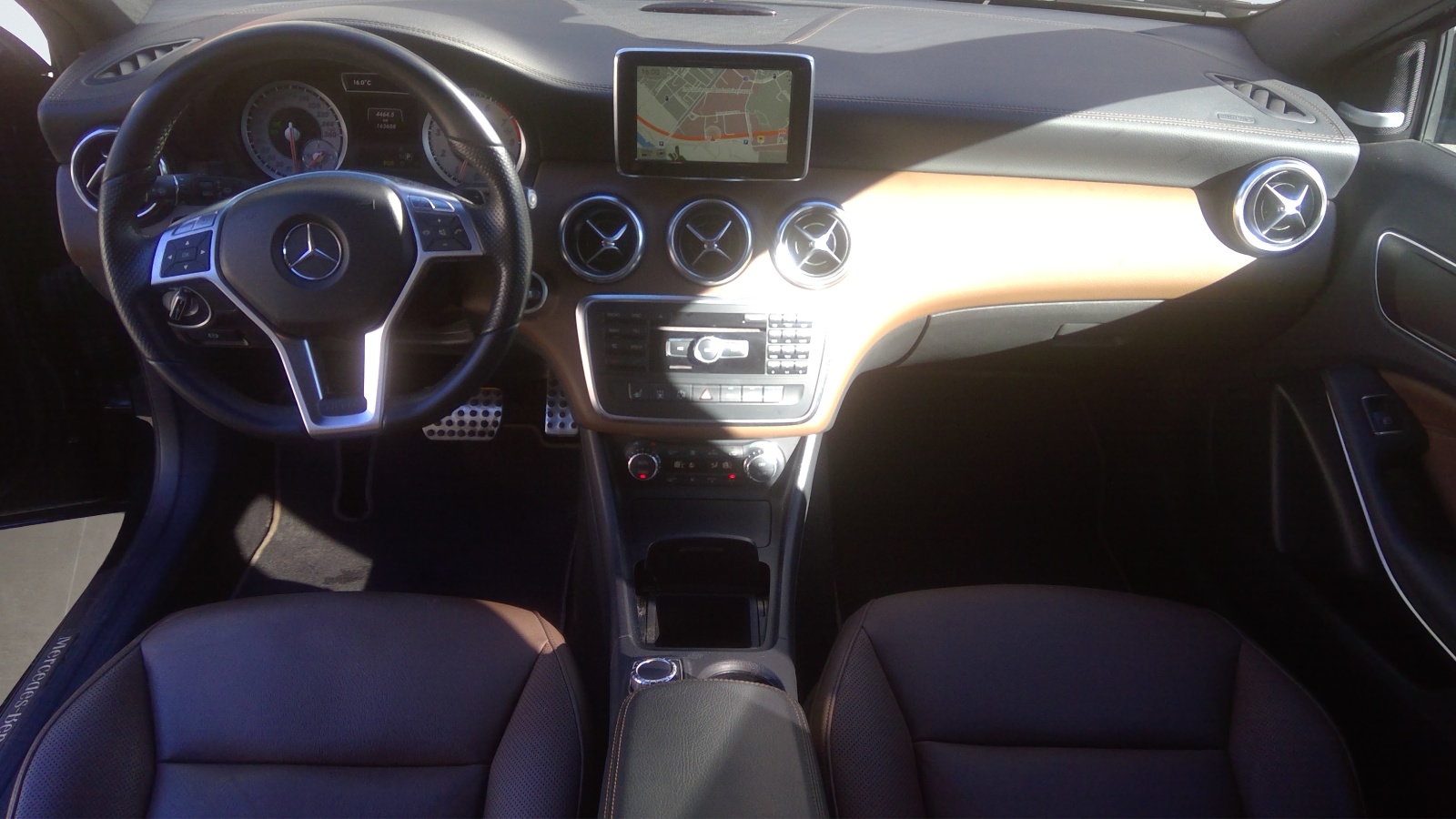 MERCEDES-BENZ A 250 AMG Line 4Matic 7G-DCT-image-3