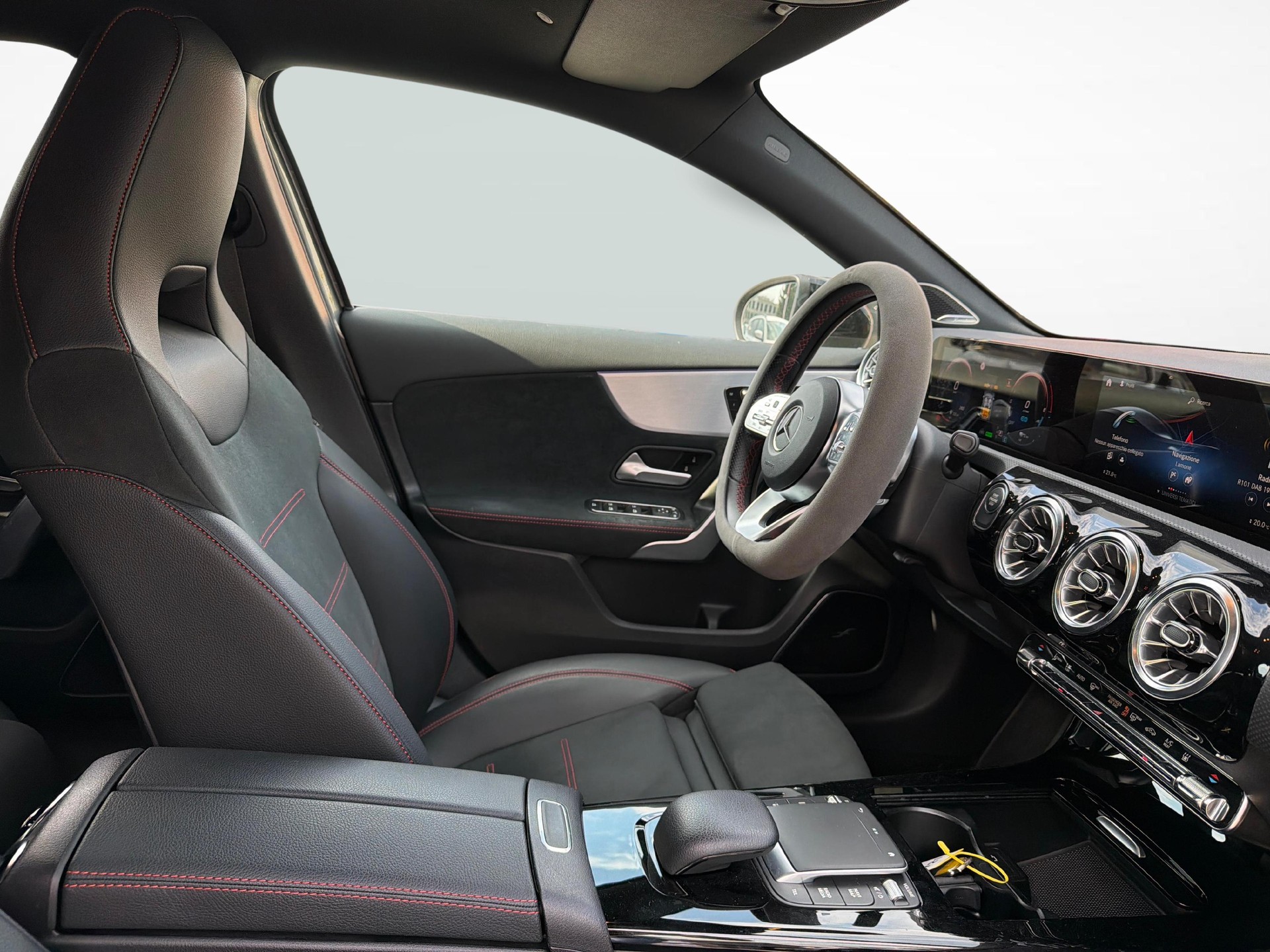 MERCEDES-BENZ A 250 e AMG Line-image-17