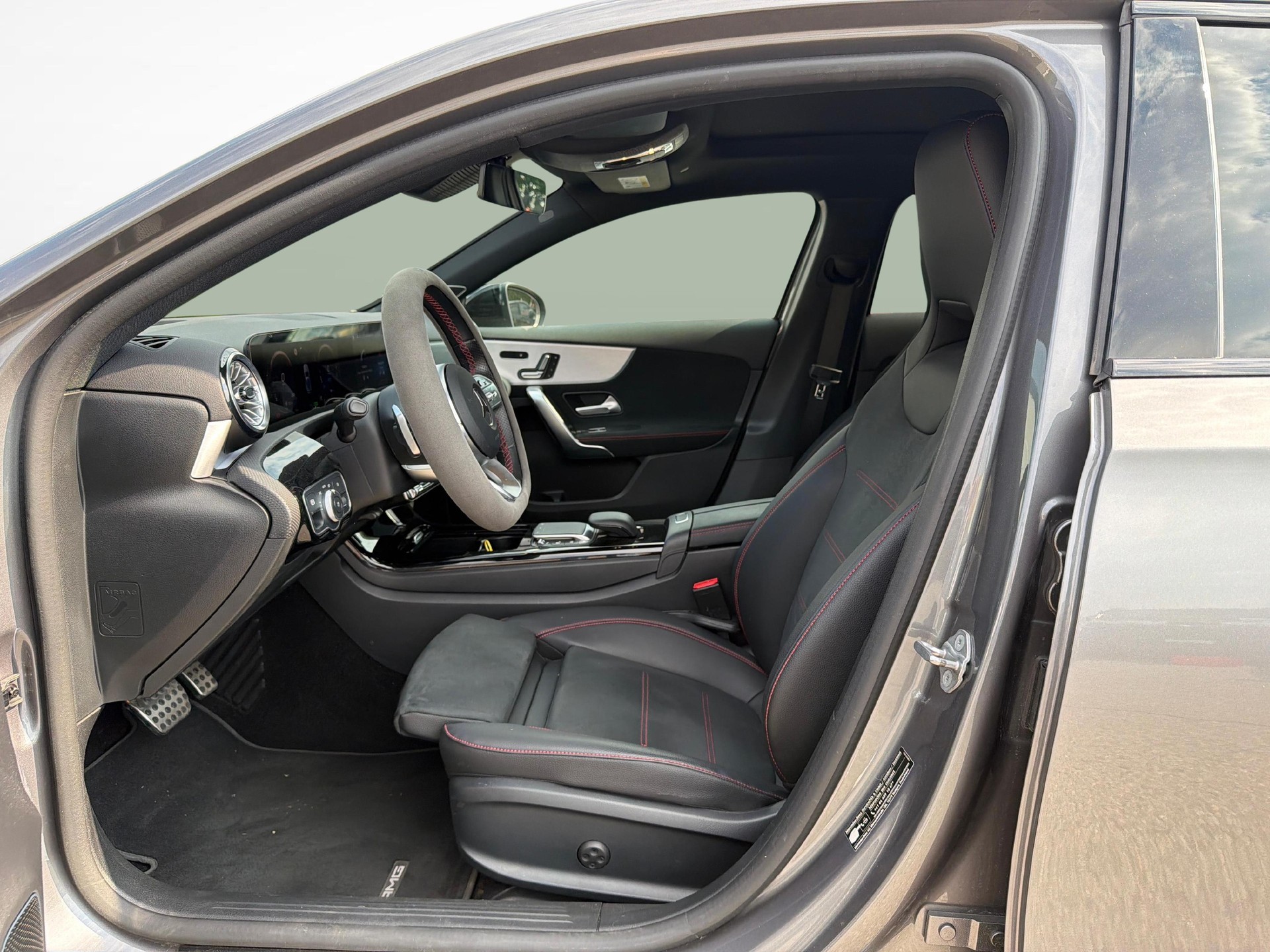MERCEDES-BENZ A 250 e AMG Line-image-9