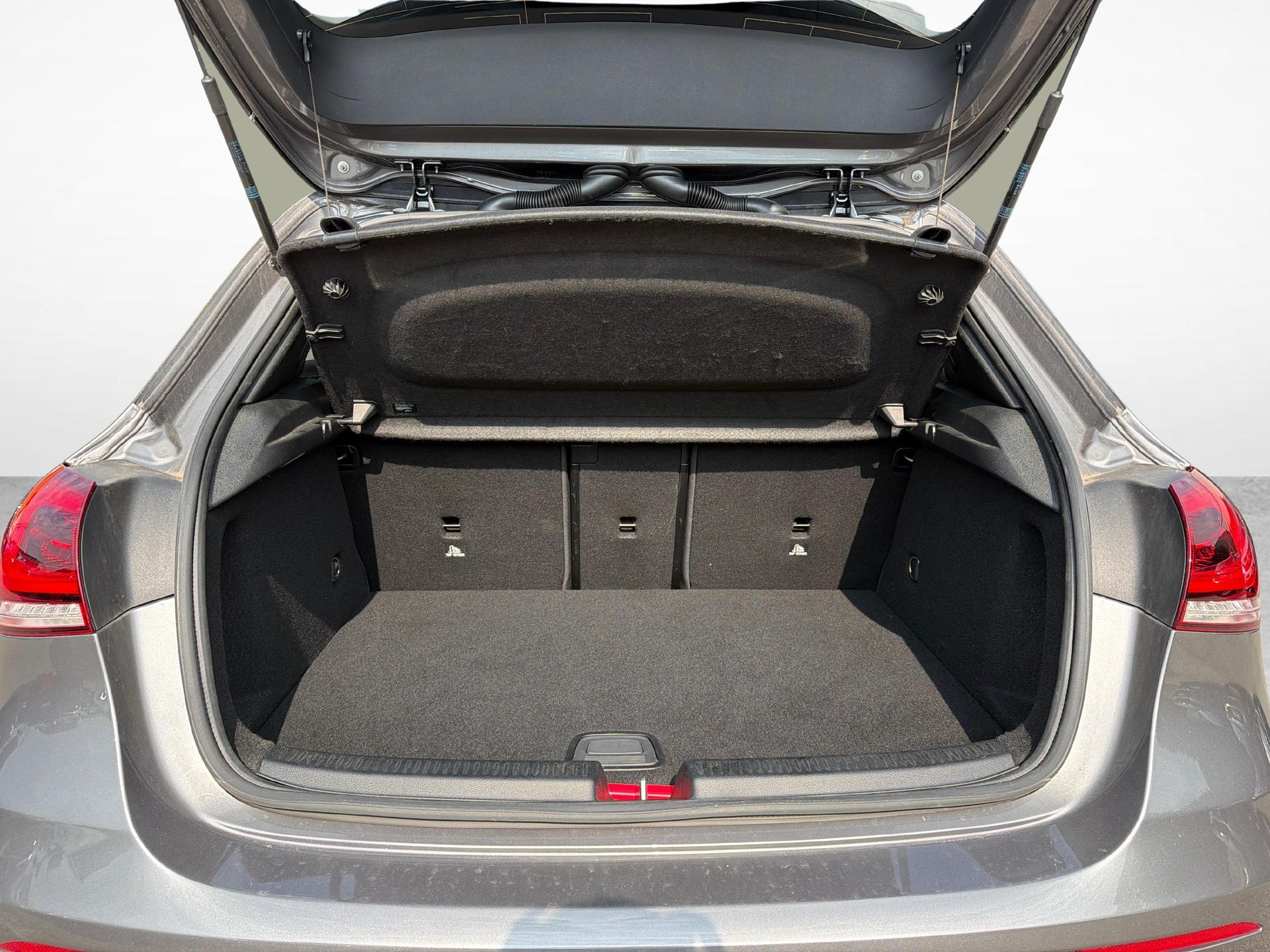 MERCEDES-BENZ A 250 e AMG Line-image-19