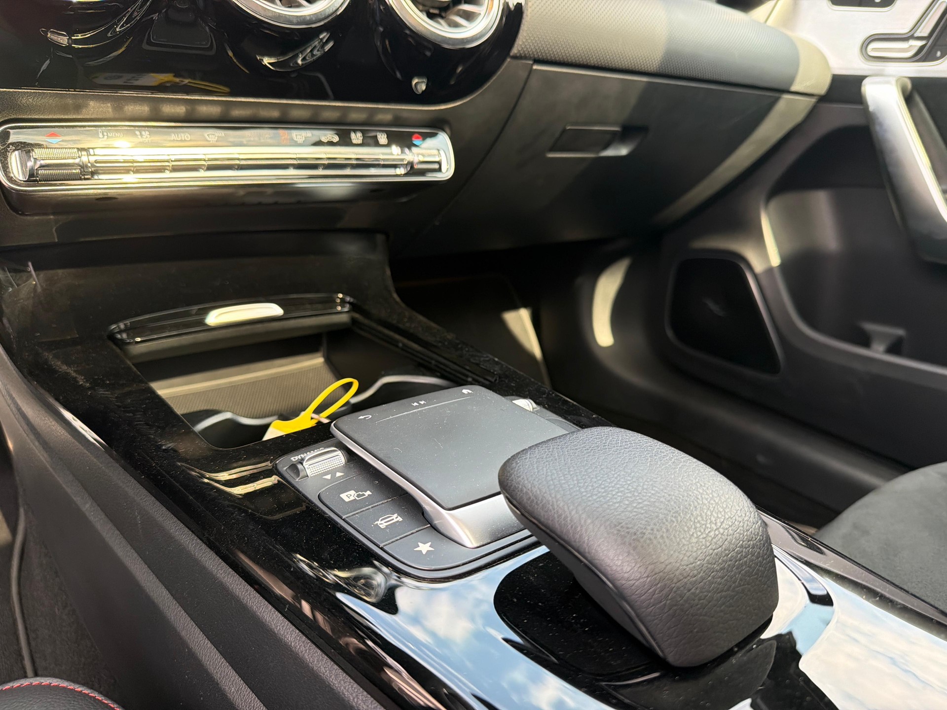 MERCEDES-BENZ A 250 e AMG Line-image-15