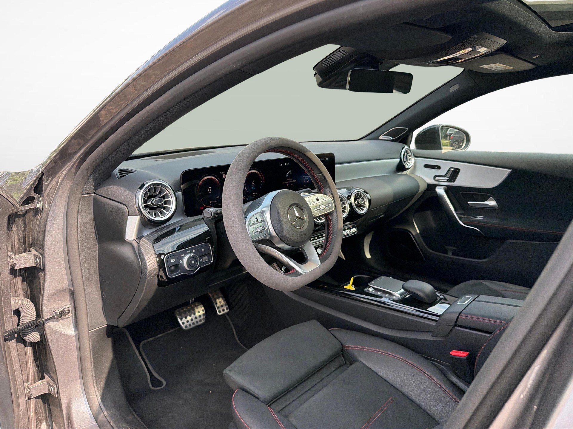 MERCEDES-BENZ A 250 e AMG Line-image-10