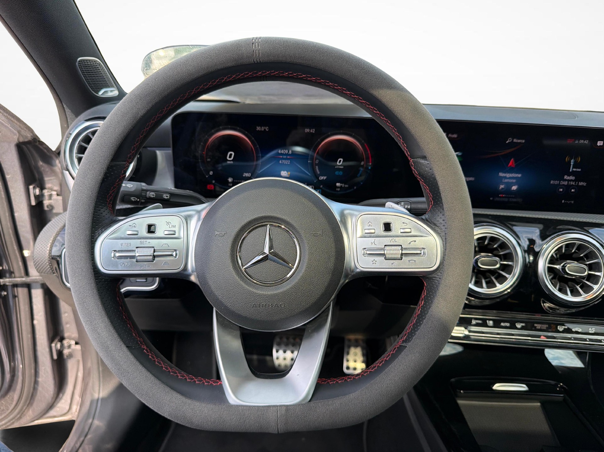 MERCEDES-BENZ A 250 e AMG Line-image-13