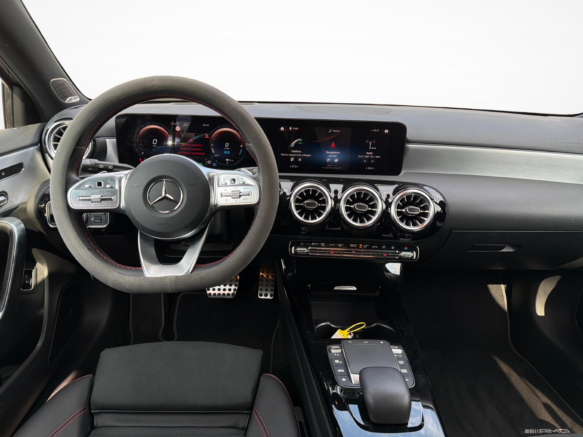 MERCEDES-BENZ A 250 e AMG Line-image-12